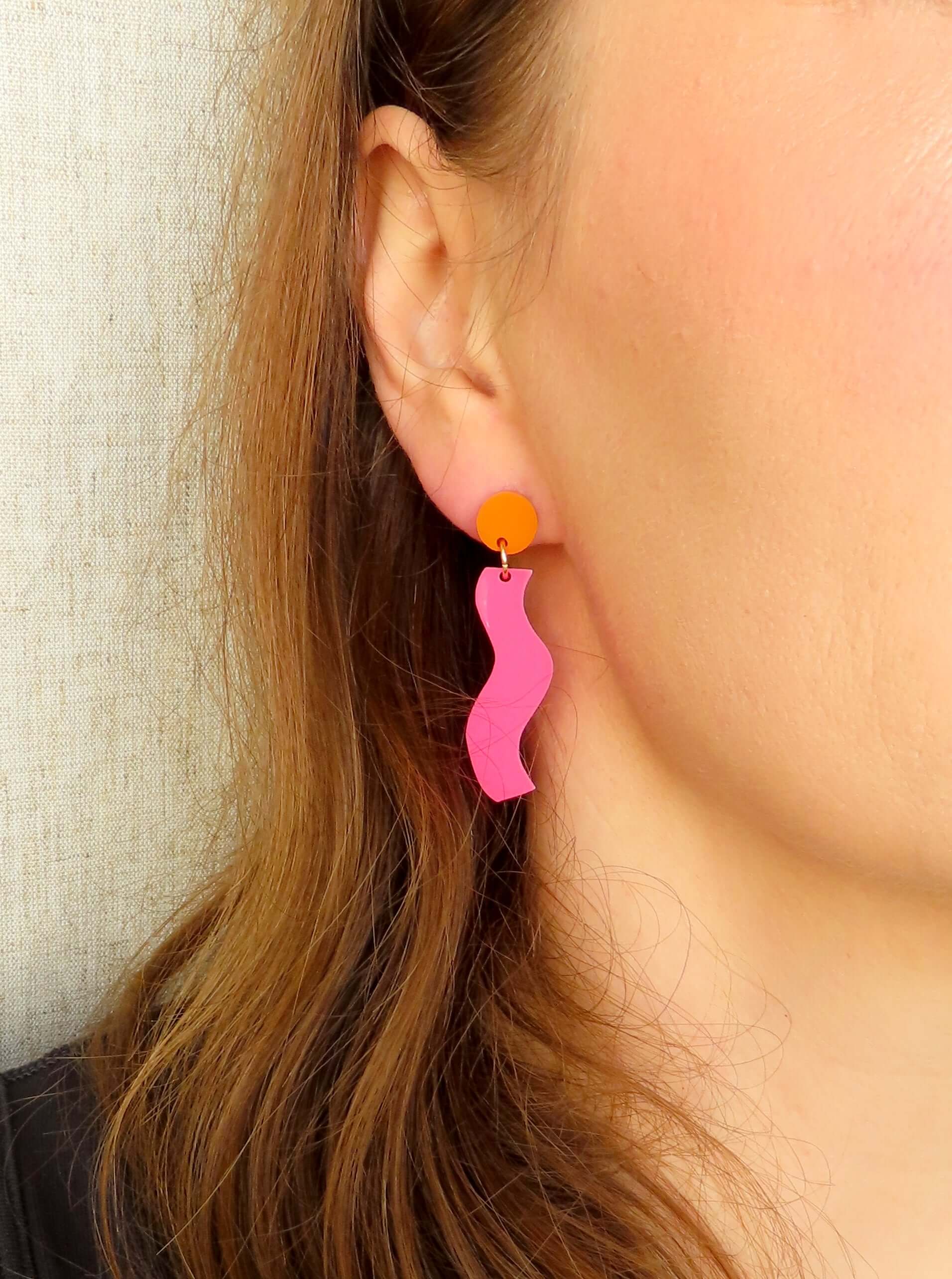 leichtes acryl-ohrring-paar in pink-wellenform mit hautfreundlichem edelstahl-stecker in orange