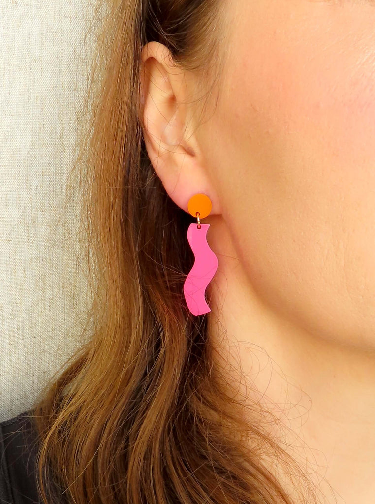 leichtes acryl-ohrring-paar in pink-wellenform mit hautfreundlichem edelstahl-stecker in orange