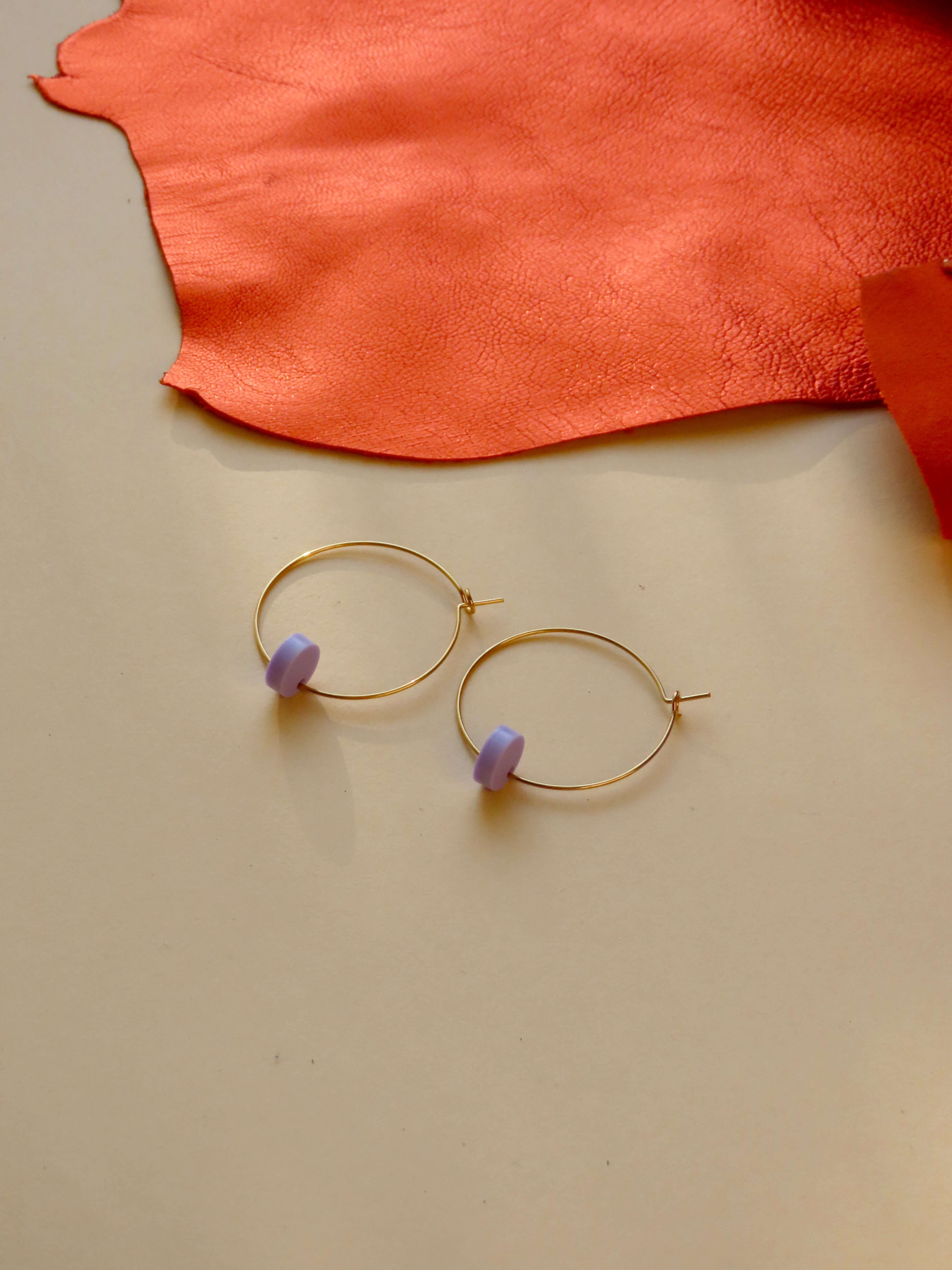 Fliederfarbene Dots Hoops aus Edelstahl mit rundem Acryl-Element