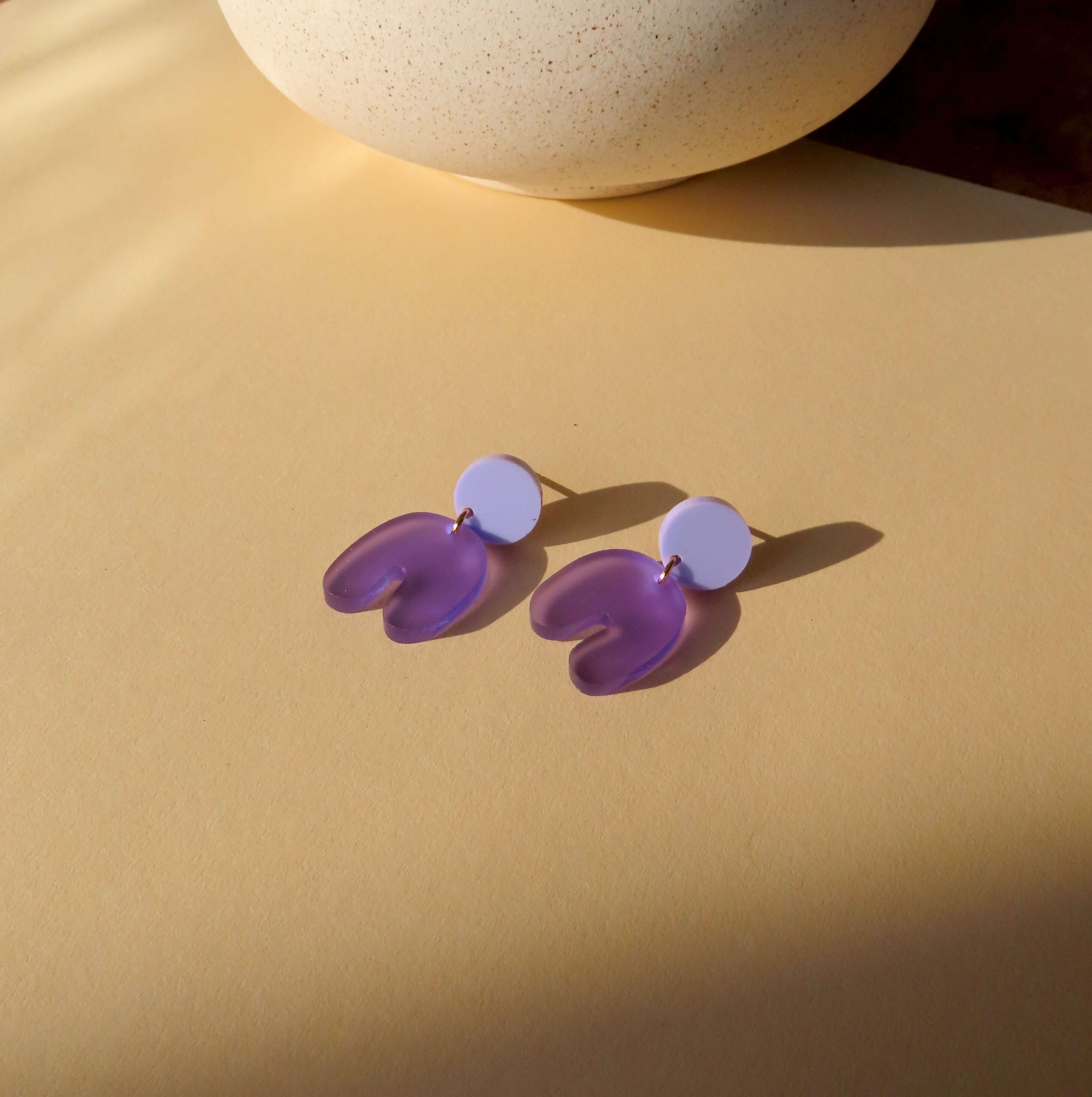 Kleine Squishy Arch Ohrringe aus transparent schimmerndem Flieder Acryl mit Edelstahl Stecker