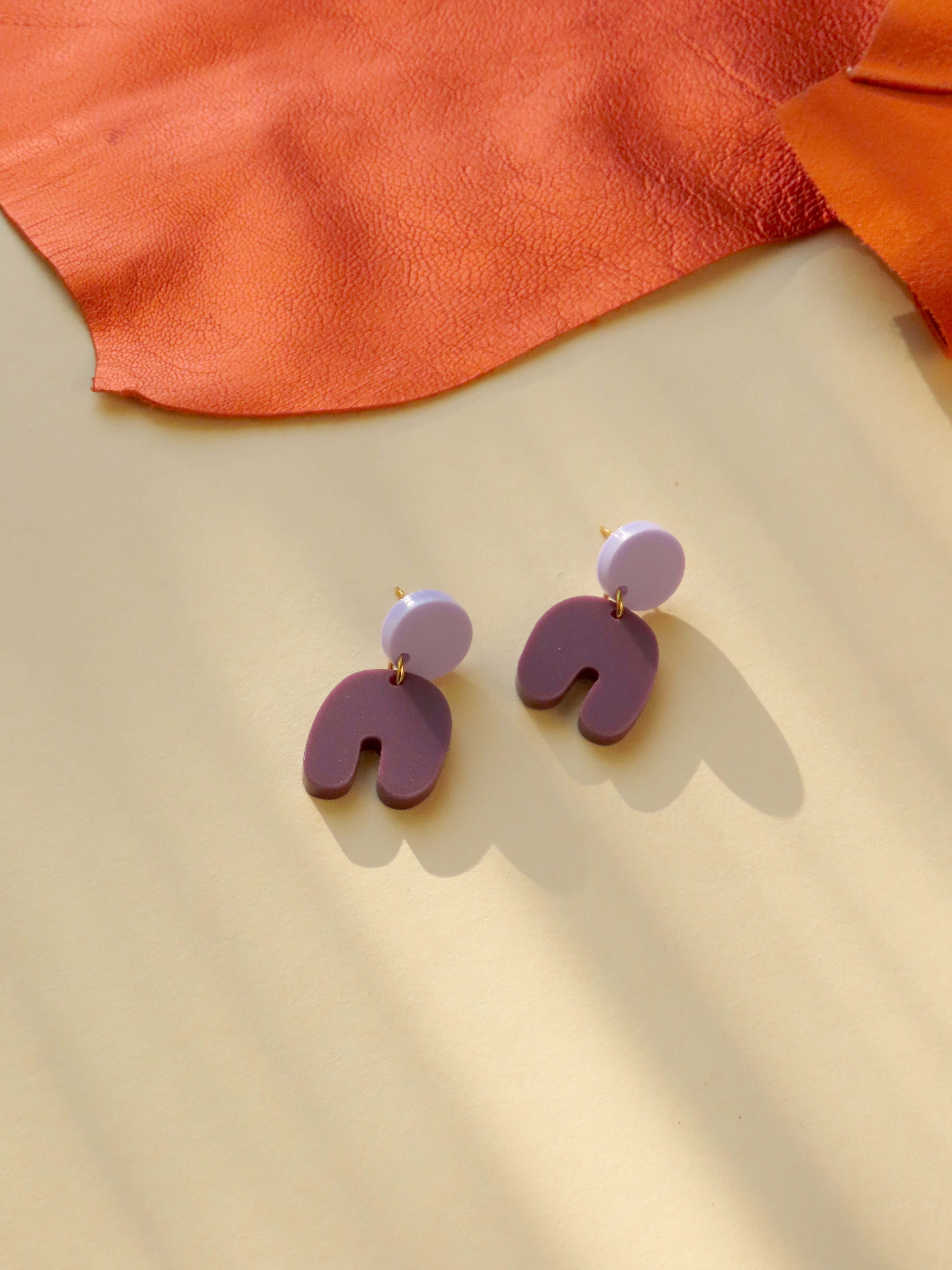 Fliederfarbene Kreis-Stecker mit plum-violettem Bogenanhänger aus Acryl und Edelstahl