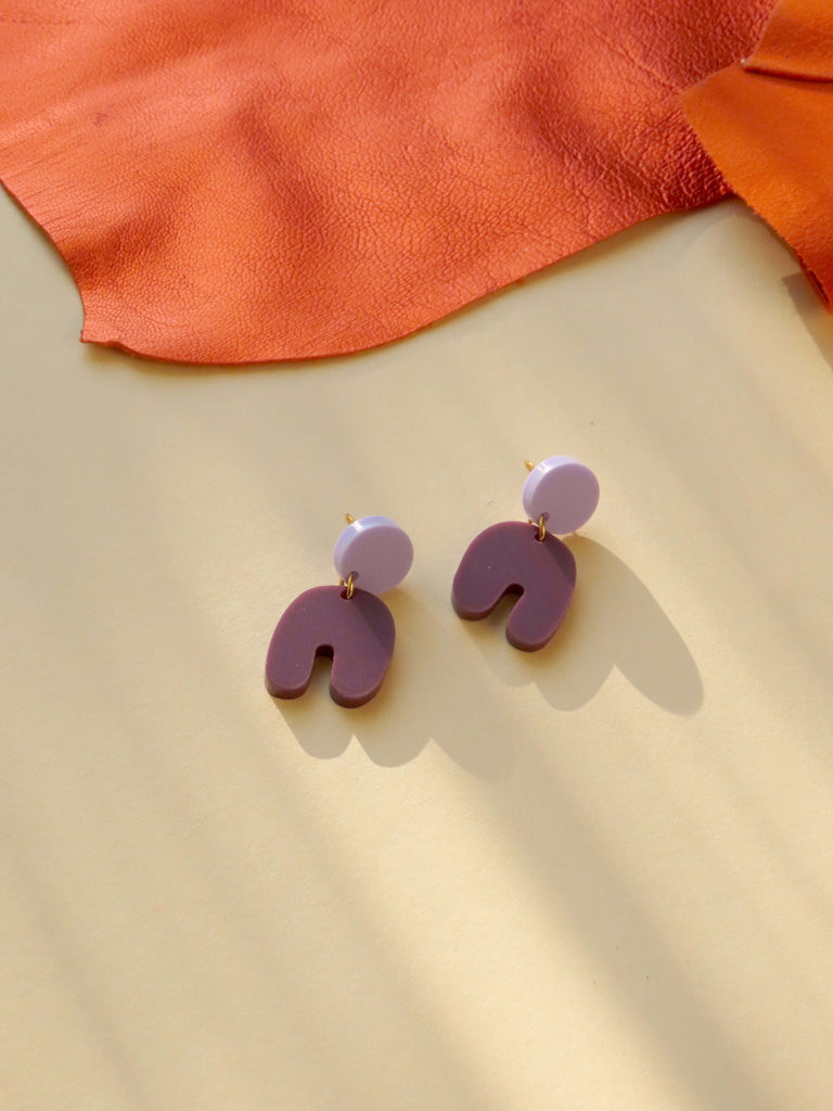 Fliederfarbene Kreis-Stecker mit plum-violettem Bogenanhänger aus Acryl und Edelstahl