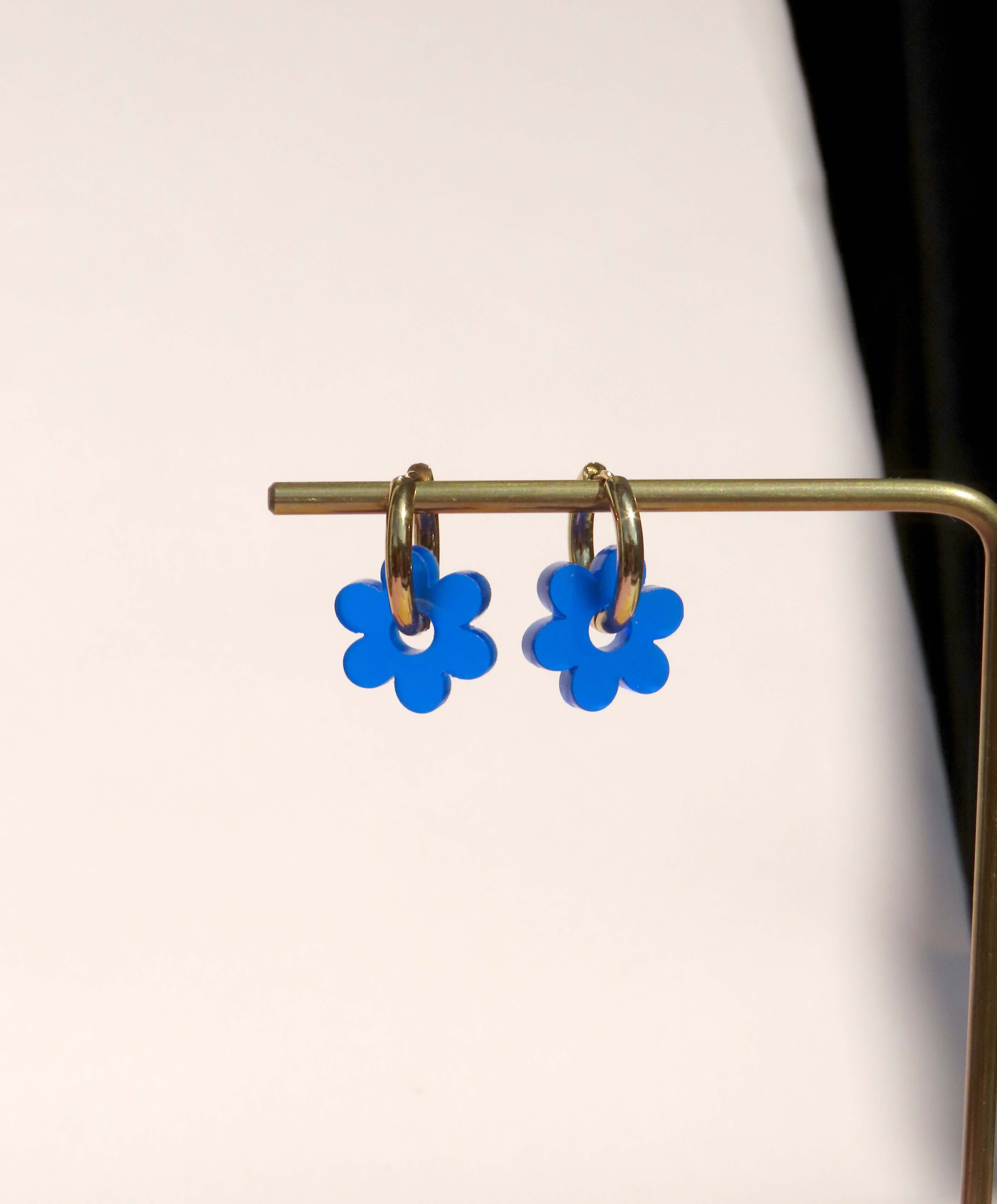 Kleine Creolen aus Edelstahl mit royalblauen Acrylblüten als Anhänger