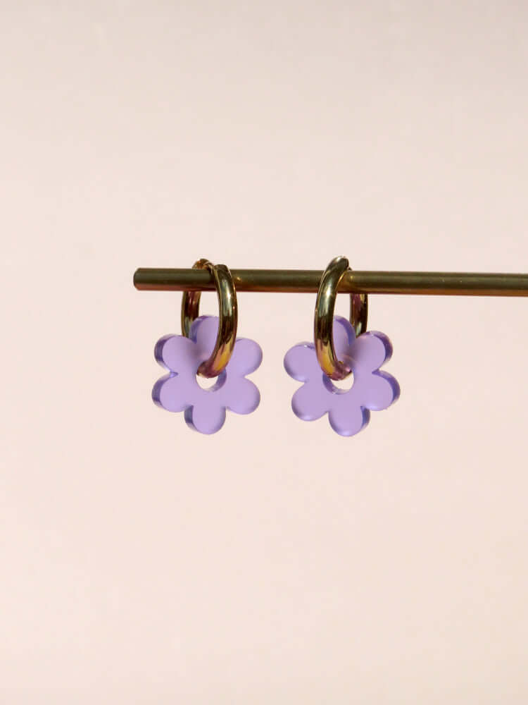 Goldfarbene Mini-Creolen mit transparenter Acryl-Blume in Violett