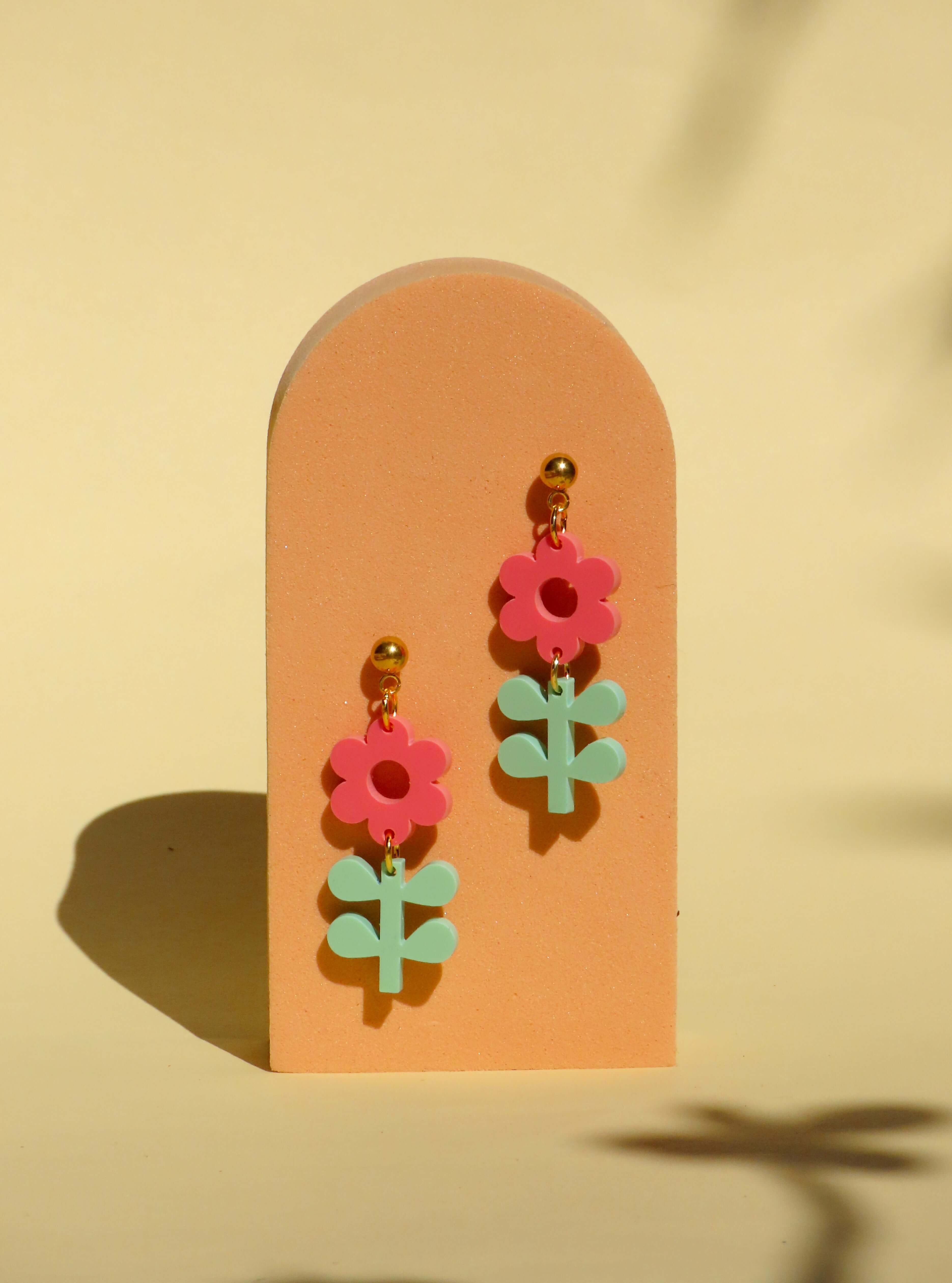 Acryl-Ohrringe mit erdbeerrosa Blüte und minzgrünen Blättern, handgefertigt, vergoldete Edelstahlstecker