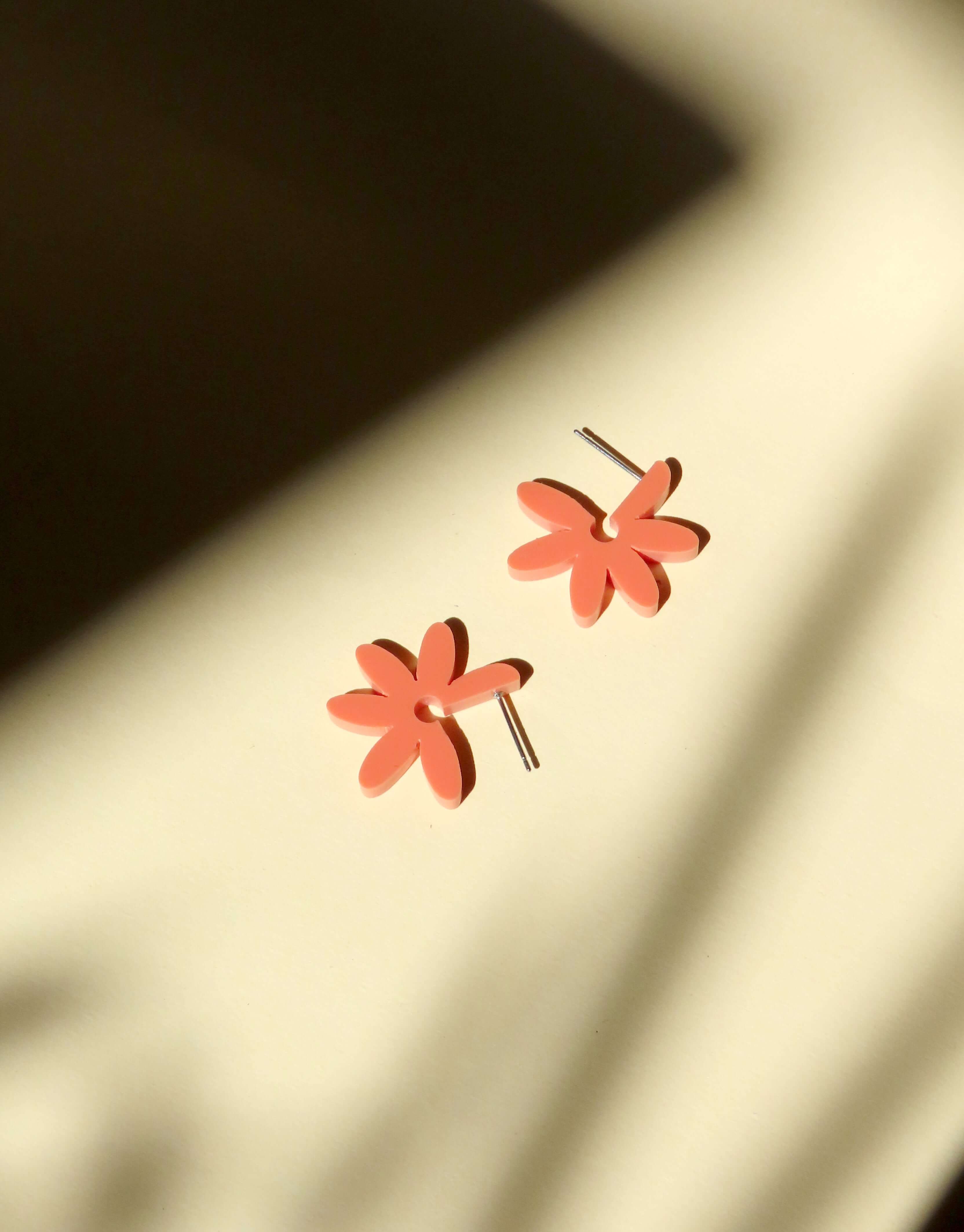 Peachfarbene Blüten-Creolen aus Acryl mit Edelstahlstiften in floralem Design