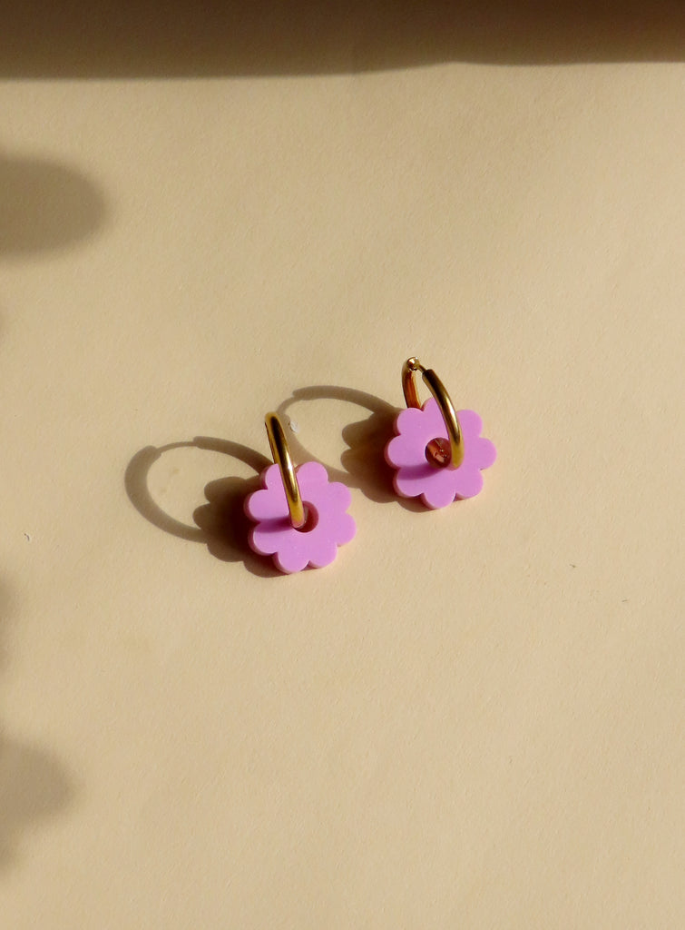 Vergoldete Edelstahlcreolen mit runder Acrylblüte in Brombeerfarbe, Durchmesser 20 mm