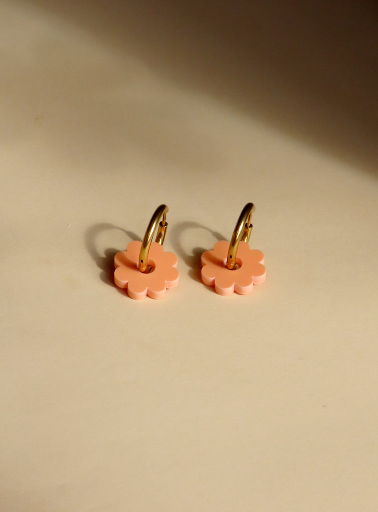 Runde Creolen aus vergoldetem Edelstahl mit pfirsichfarbener Acrylblüte als Anhänger