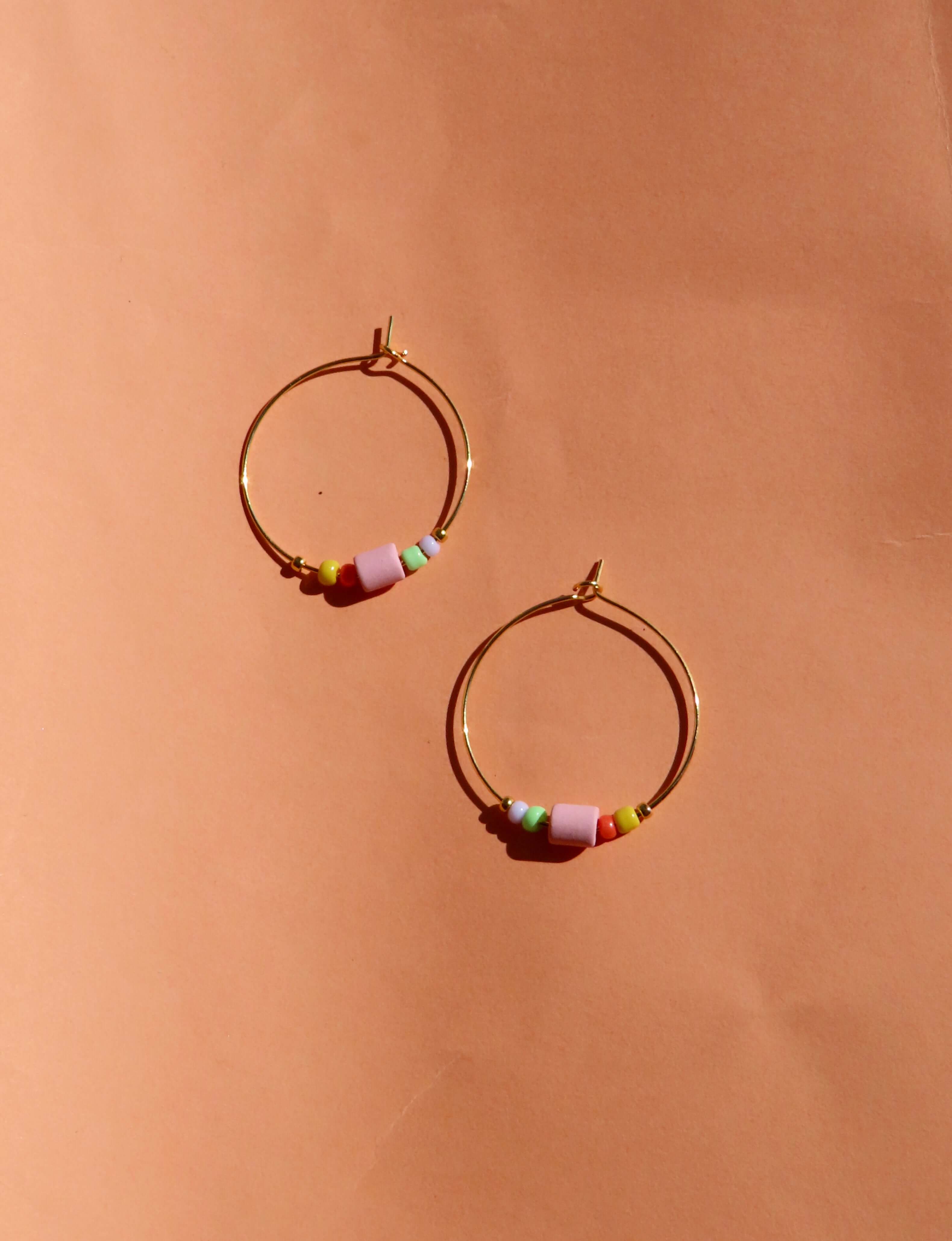 Creolen aus Edelstahl mit buntem Mix aus Glas- und Keramikperlen in Rosa, Türkis, Gelb, Mint, Weiß und Orange