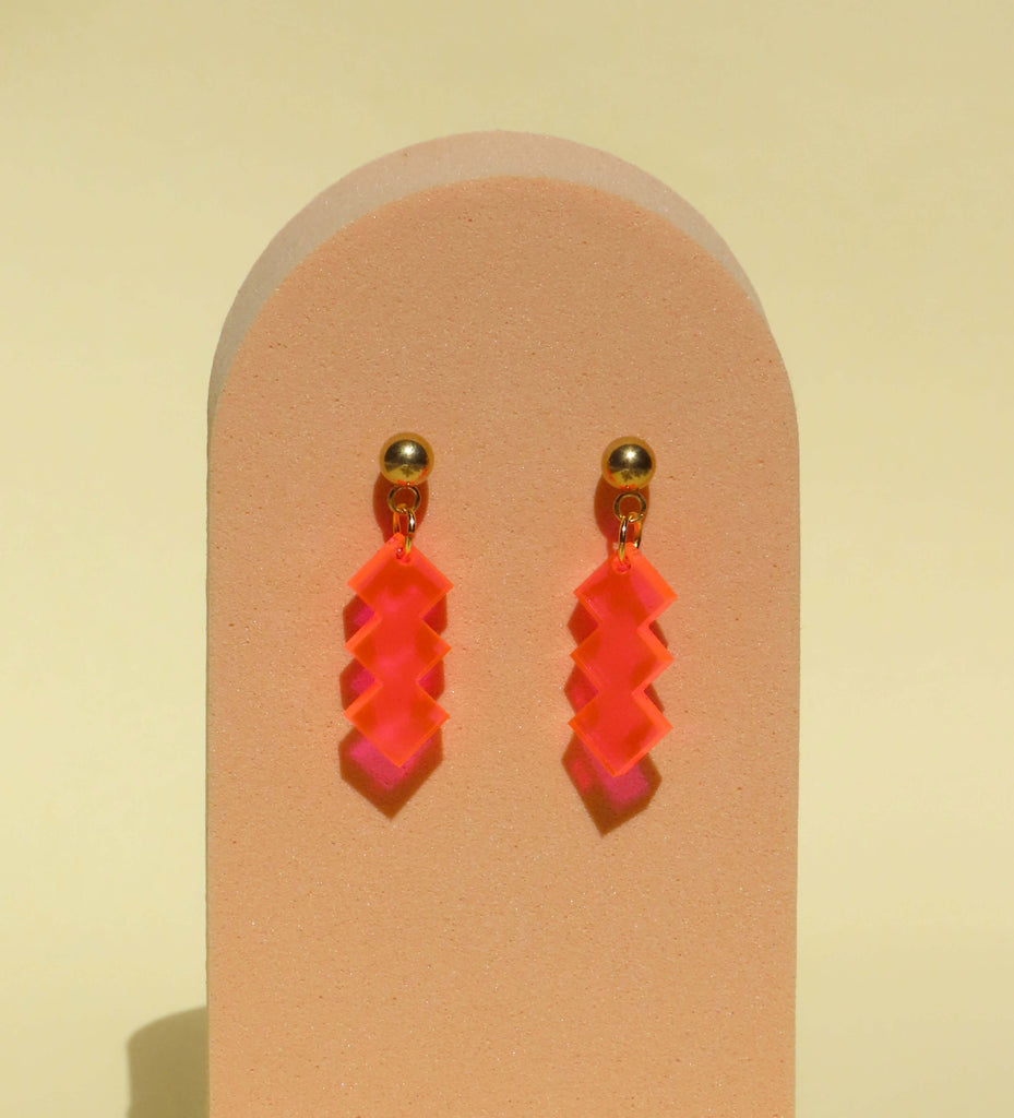 Zickzack Ohrstecker aus Neon-Pink Acryl, modern und auffällig, mit Edelstahlstecker