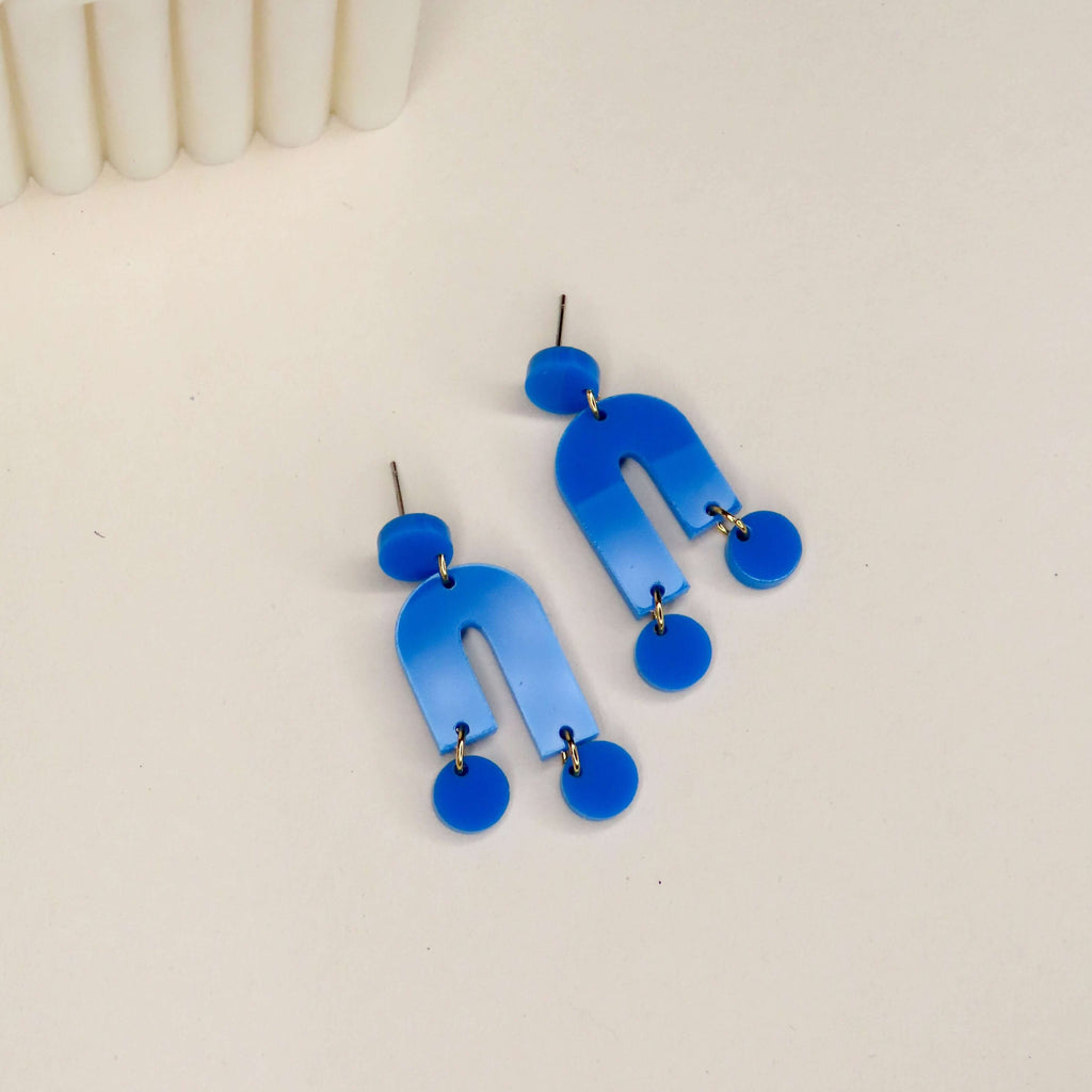 Geometrische Acryl Ohrringe in Azurblau, bestehend aus Kreisen und bogenförmigen Elementen