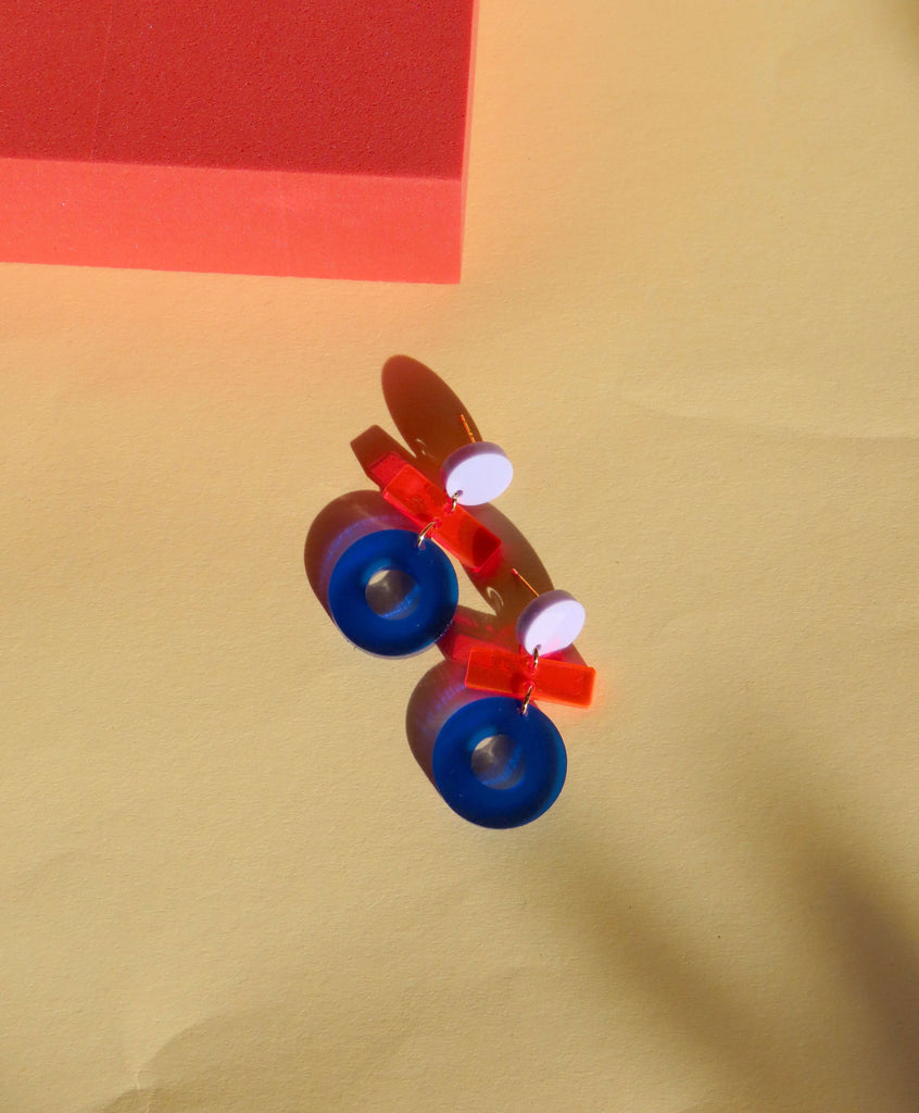 Moderne Statement Ohrringe aus Acryl in Flieder, Neonrot und Blau mit Edelstahlstecker