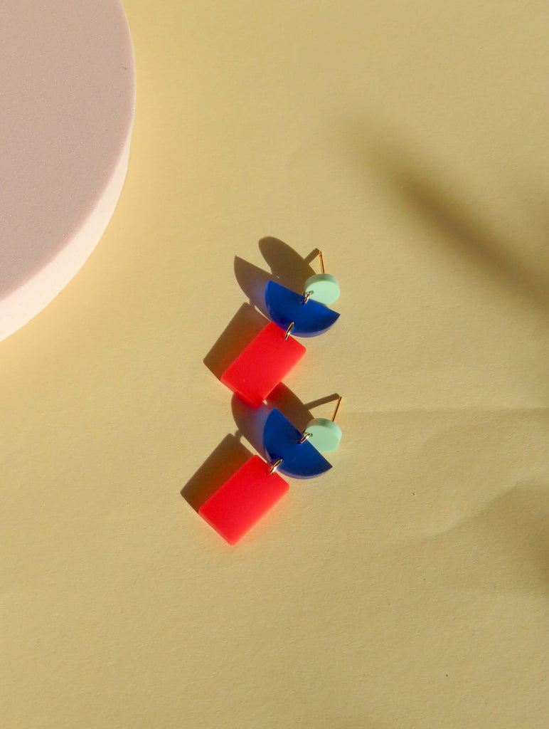 drei-gliedriger acryl-ohrring mintgrüner stecker, blaues halbkreis-element, feuerrotes rechteck