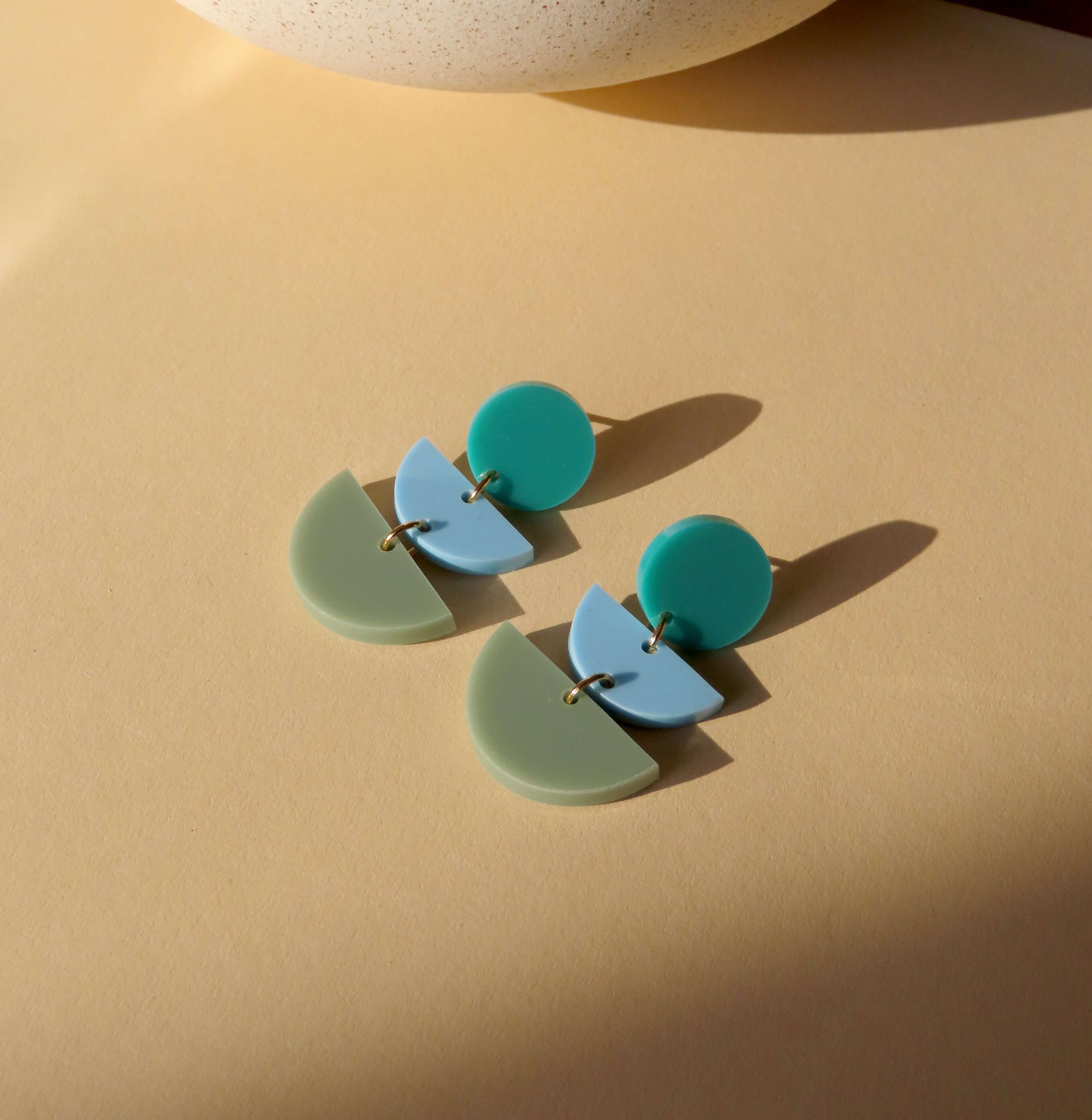 Acryl Ohrringe in kräftigem Türkis, Hellblau und Moosgrün mit Kreis- und Halbkreisformen, Edelstahlstecker