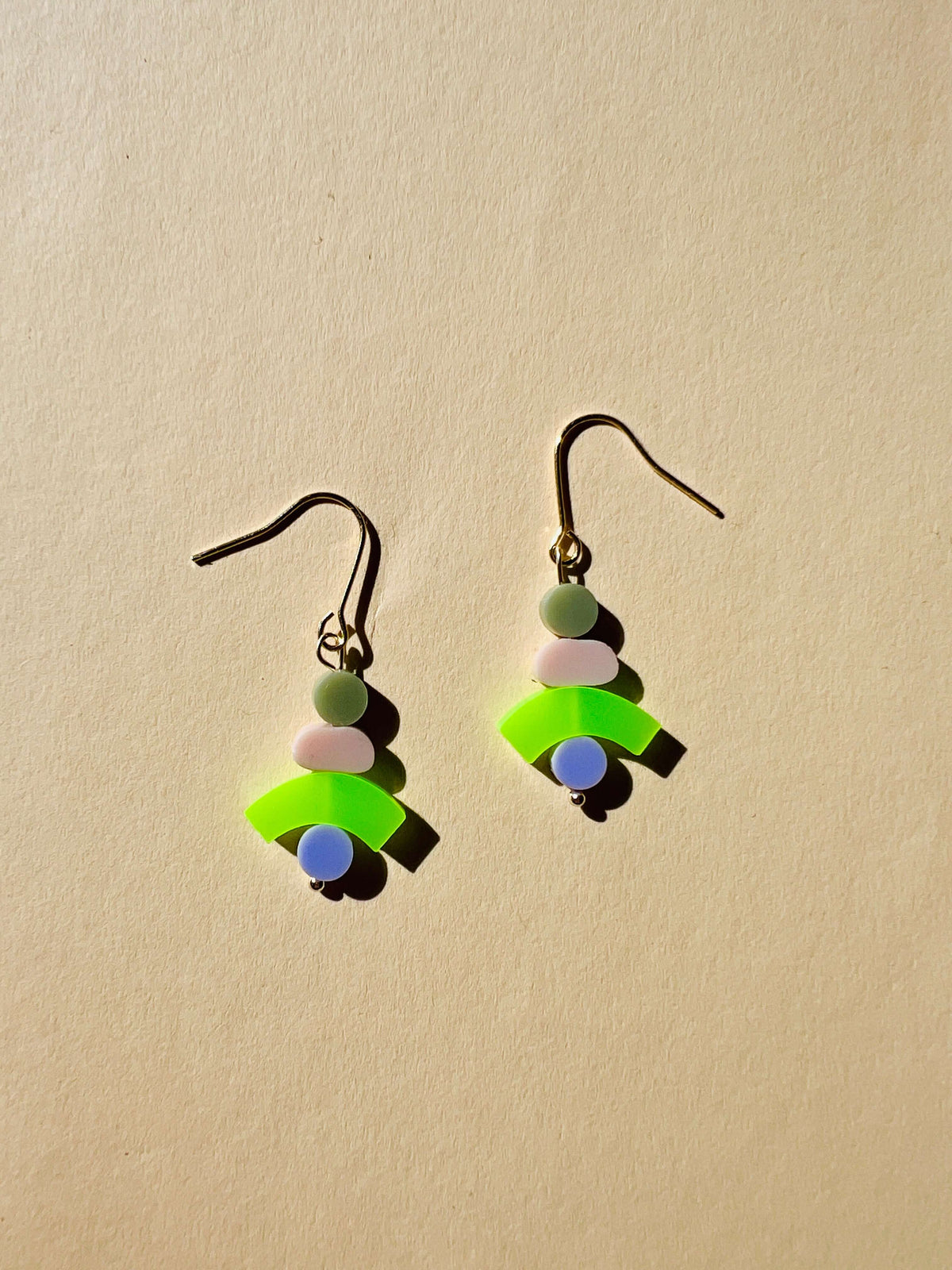 Geometrische Acryl Ohrhänger in leuchtendem Lime, Flieder, Creme und Salbeigrün mit 14kt Gold Filled Ohrhaken