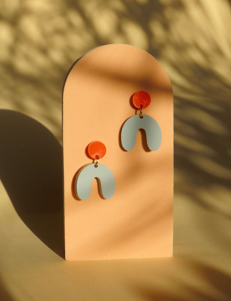 Moderne Statement-Ohrringe aus Acryl in Orange und Salbei, kombiniert mit hautfreundlichem Edelstahl