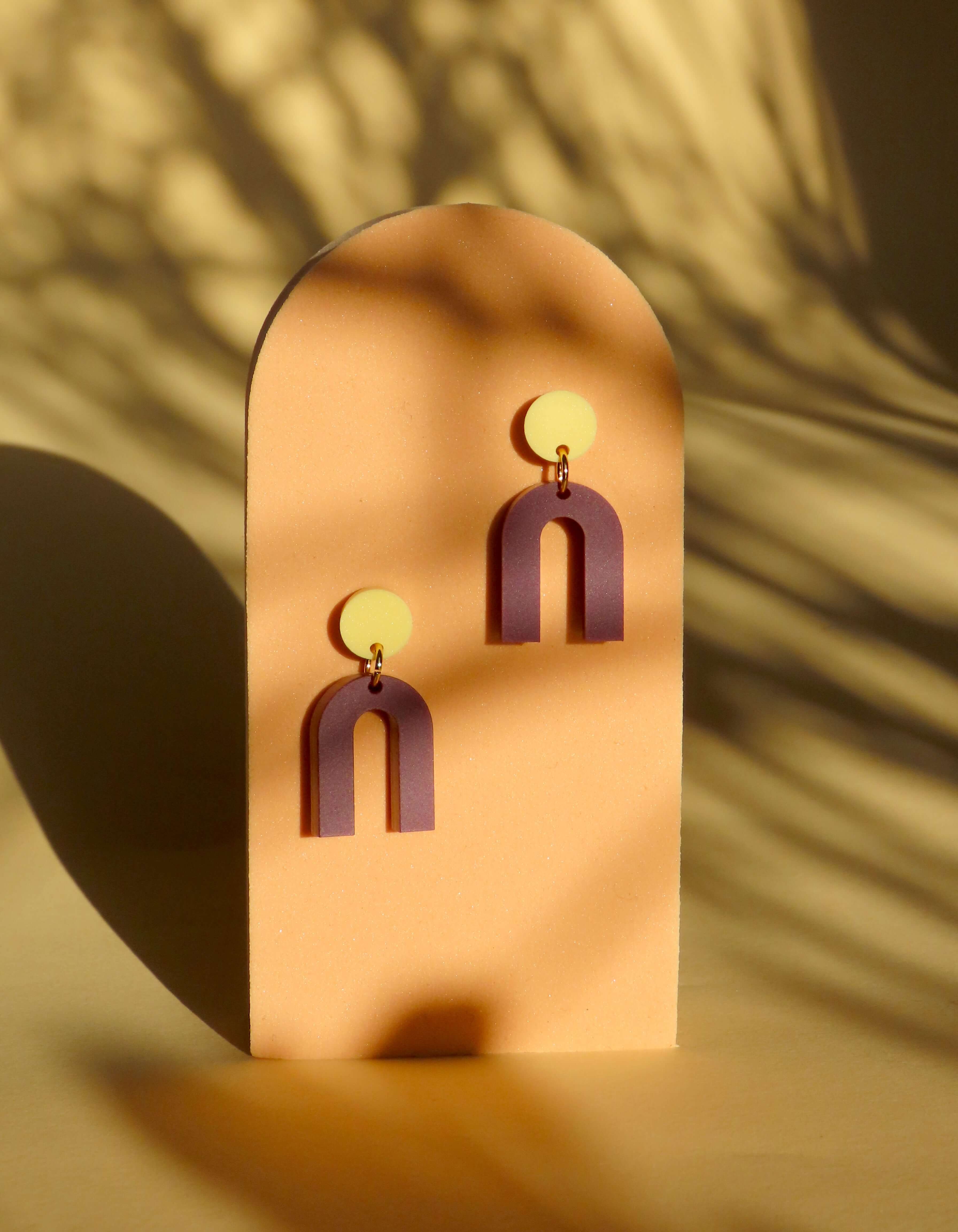 Zweifarbige Acryl Ohrringe mit rundem Stecker in Hellgelb und U-förmigem Anhänger in Plum