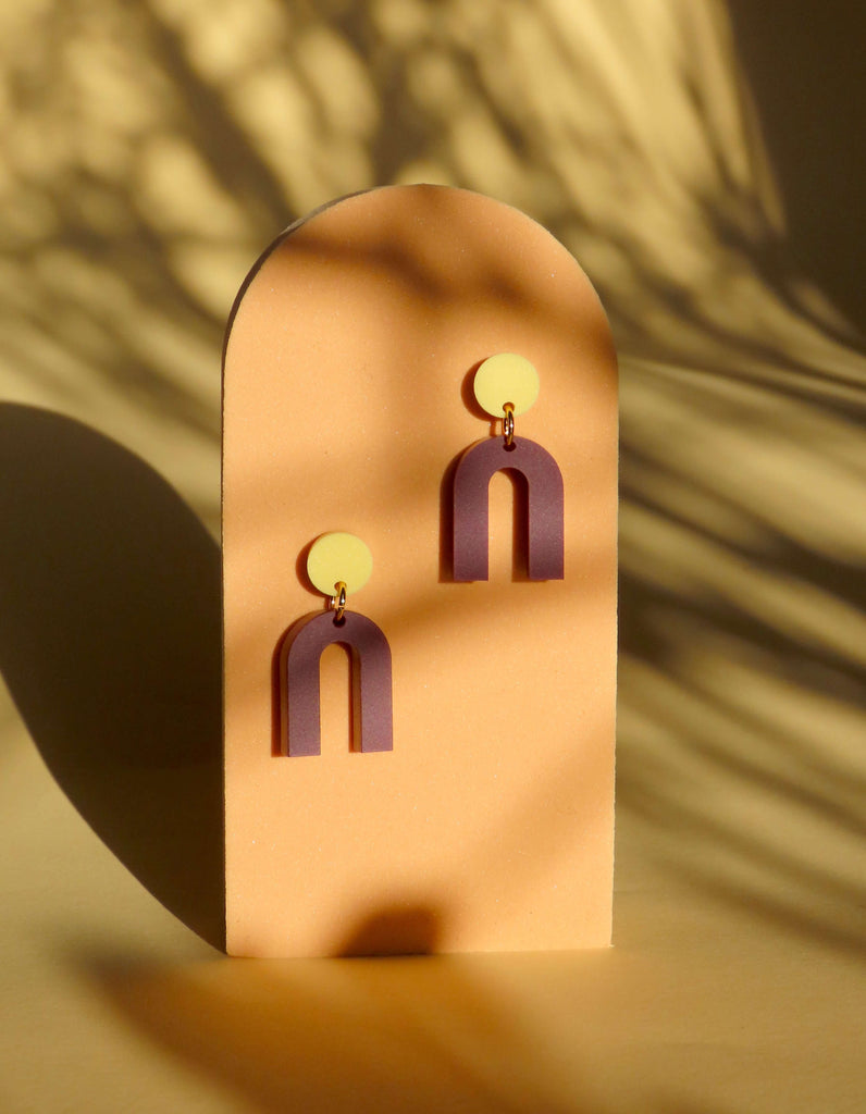 Zweifarbige Acryl Ohrringe mit rundem Stecker in Hellgelb und U-förmigem Anhänger in Plum