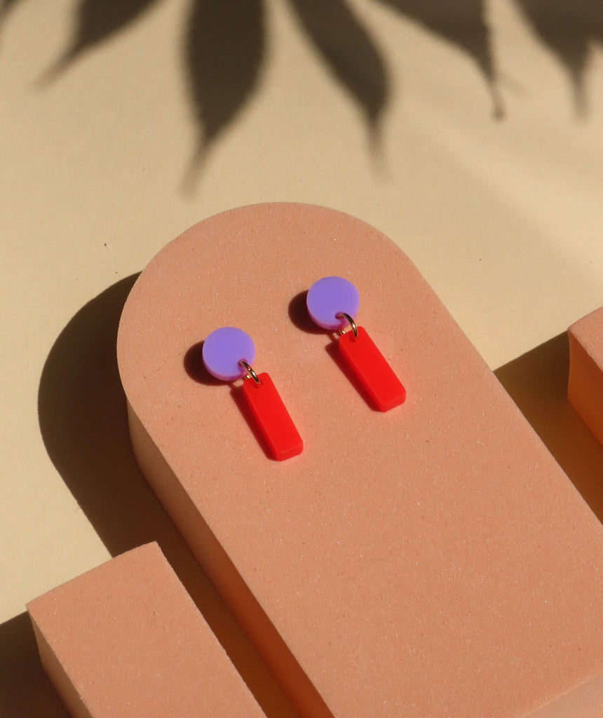 geometrische mini-sticks ohrringe aus glänzendem acryl in flieder und rot