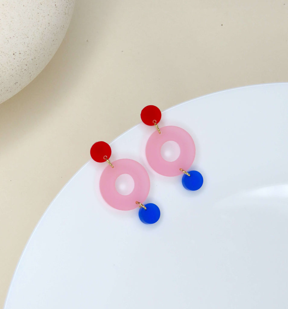 Dreiteilige Ohrringe mit kräftigem Rot, transparentem Rosa-Ring und tiefblauem Kreis, modernes Design