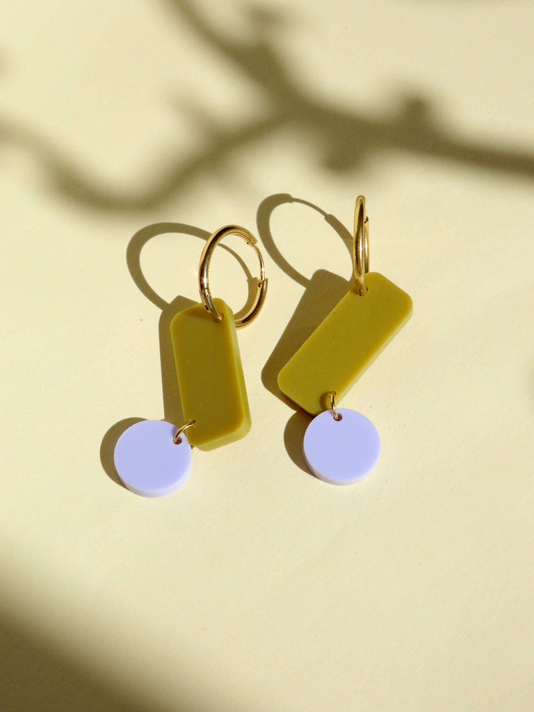 Moderne Creolen in Gold mit rechteckigem Acryl-Anhänger in Avocado und rundem Flieder-Kreis