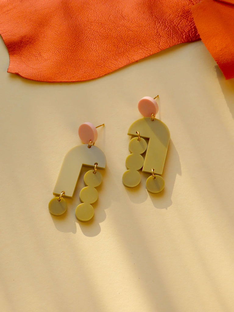 Handgefertigte Ohrhänger in Rosa und Beige aus Acryl mit Edelstahlstecker, kantiges Element kombiniert mit mehreren runden Plättchen