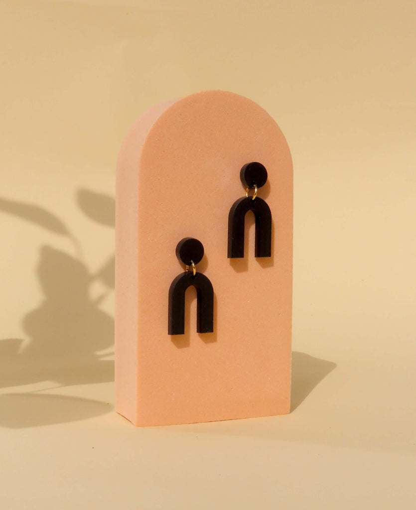 moderne u-förmige ohrringe in tiefschwarz mit rundem acryl-stecker und hängendem anhänger