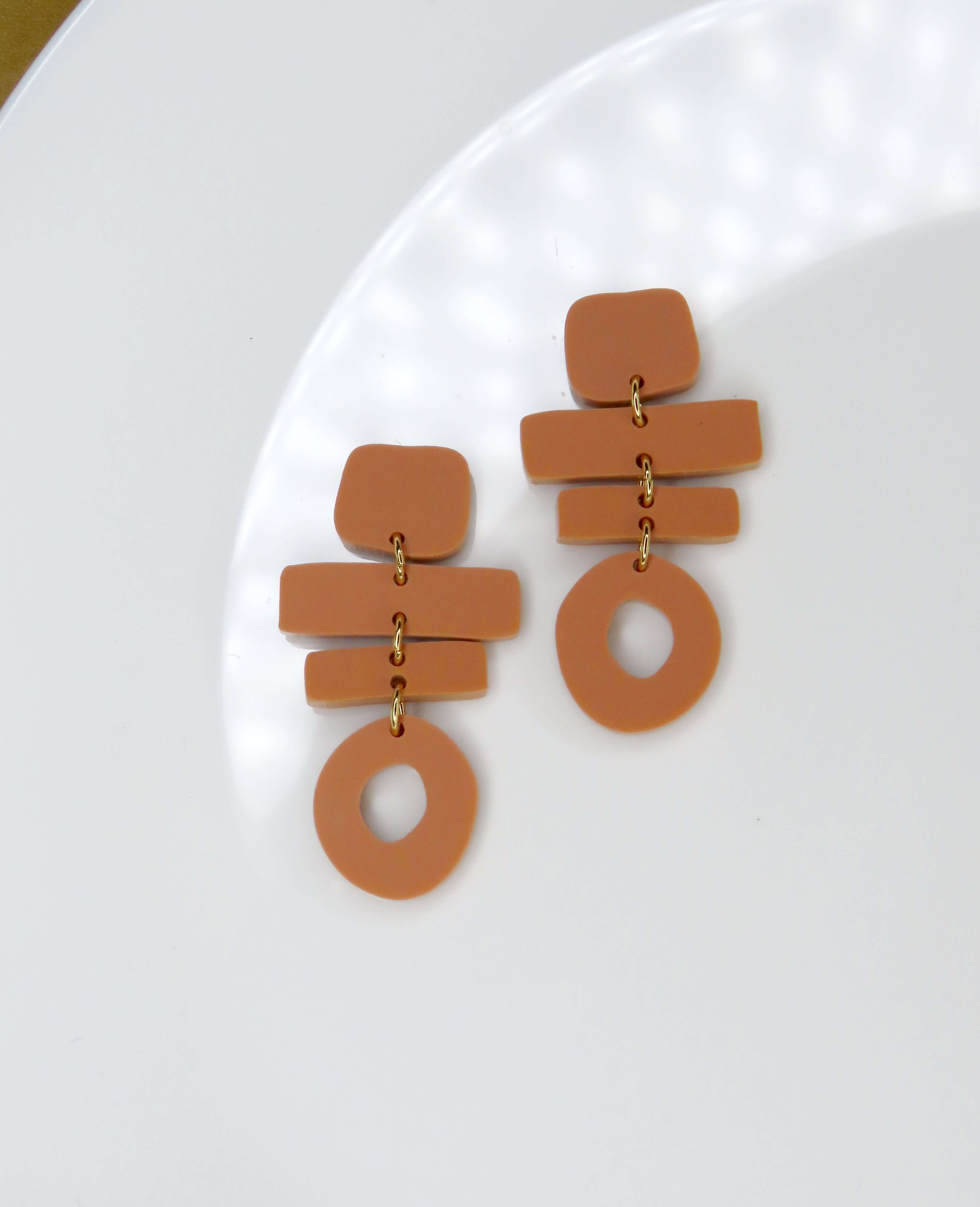 Handgefertigte Ohrringe in Terracotta aus Acryl mit architektonisch wirkenden Elementen und rundem Abschlussring