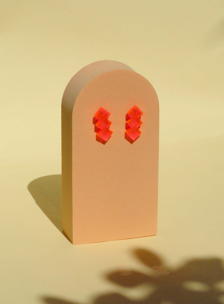 Leuchtende Ohrstecker in Neon-Pink aus Acryl mit Edelstahl-Stecker