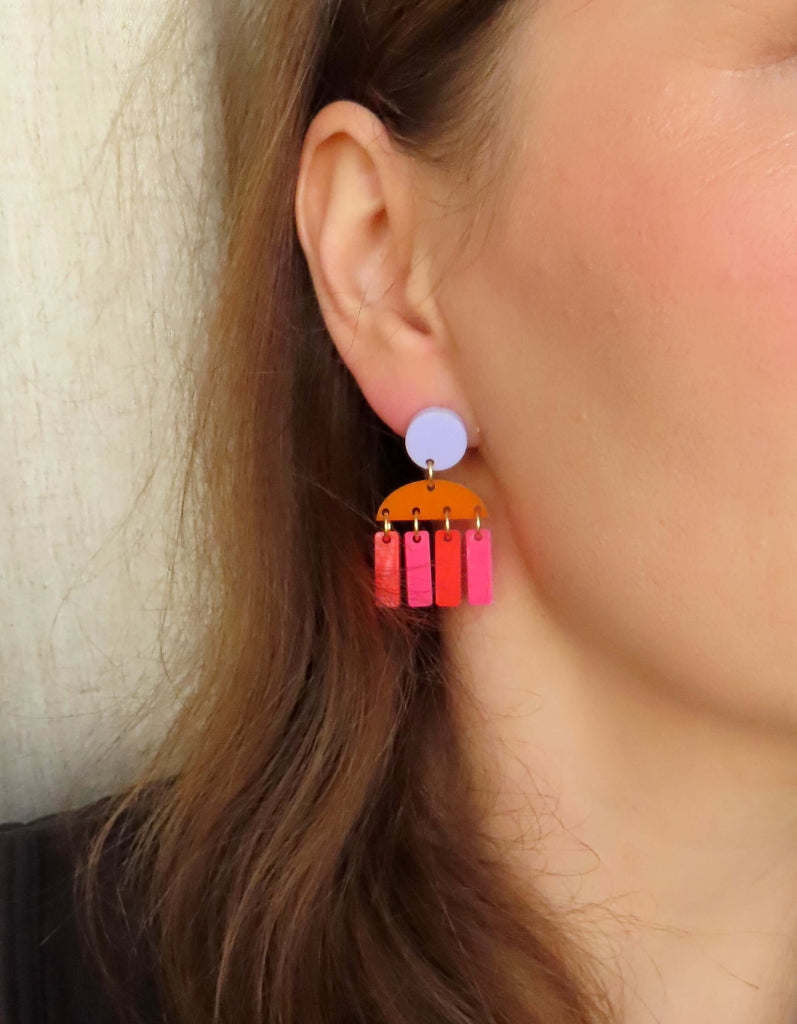 Leichte Statement-Ohrringe mit Edelstahlstecker, flieder Kreis, orange Halbmond und farbigen Sticks in Pink und Feuerrot