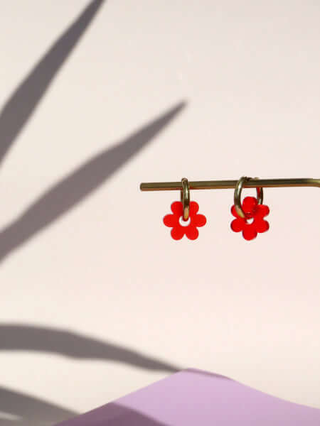 Leichte Hoops aus Edelstahl in Goldoptik mit charmanten roten Blumenanhängern