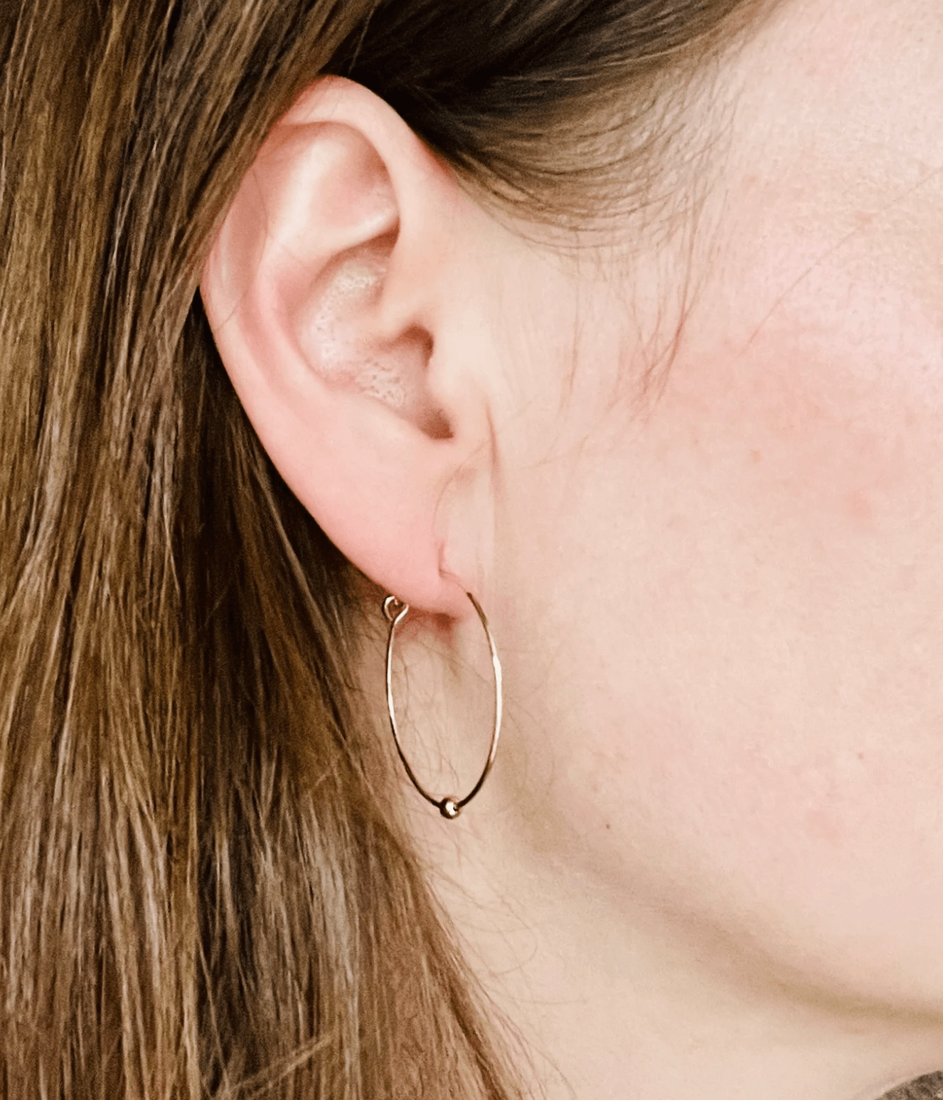 goldene edelstahl hoops mit kleinen roten und pinken glassperlen 