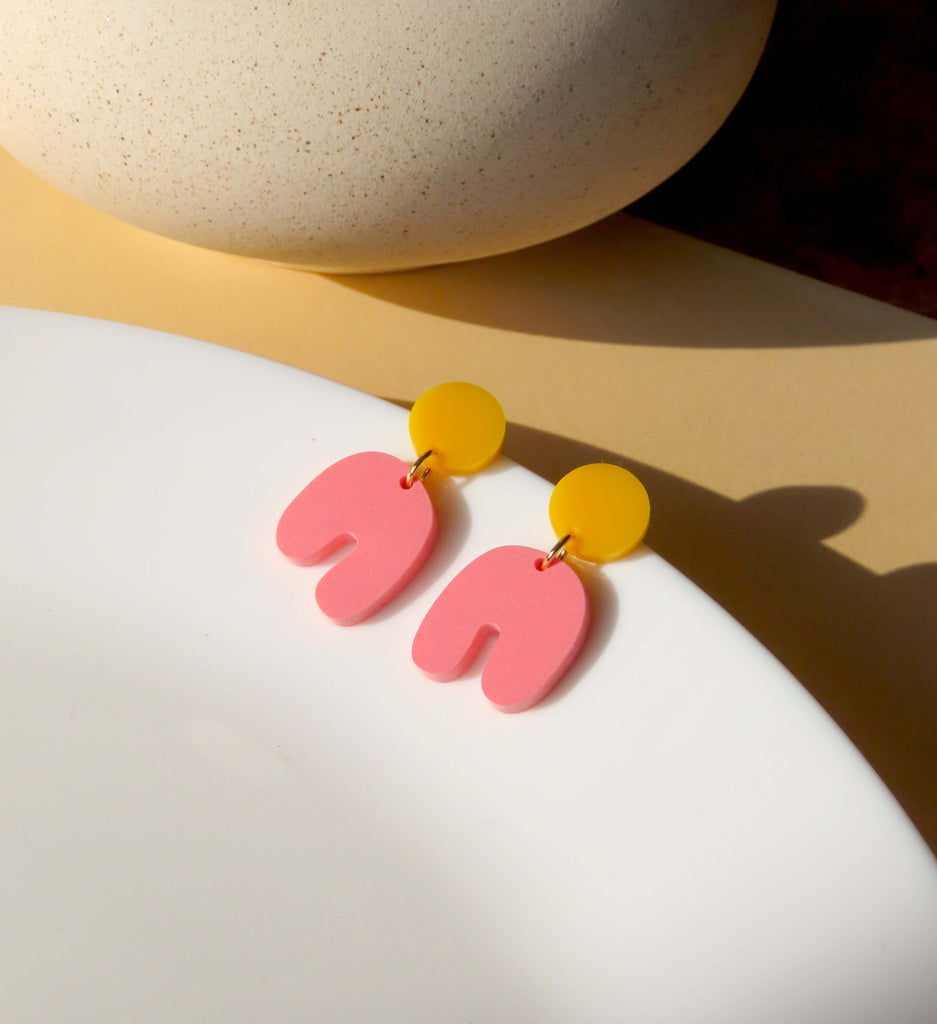 Asymmetrische Acryl Ohrringe in Erdbeerrosa mit goldgelbem Kreis und Edelstahlstecker