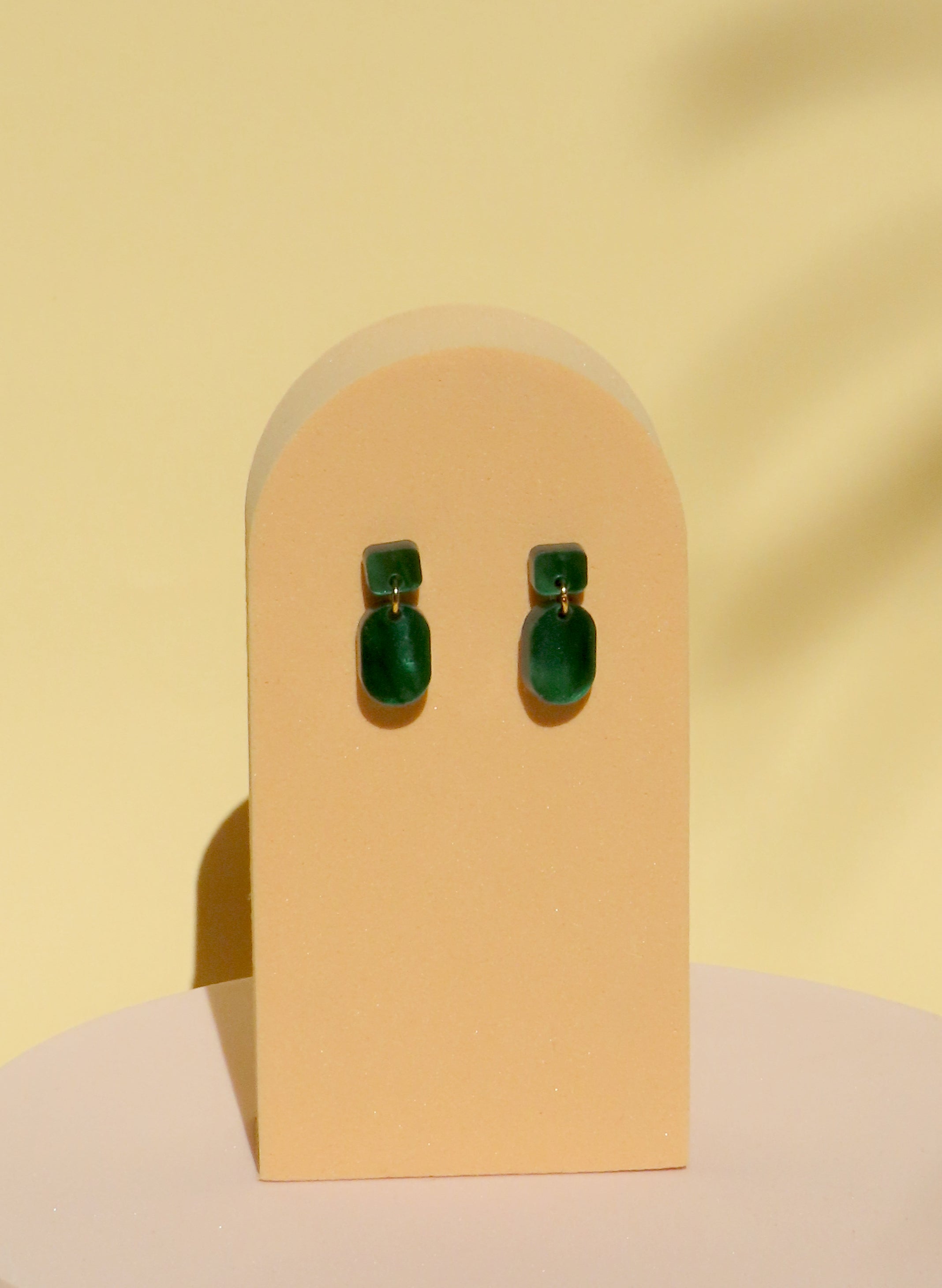 mini ohrring aus grün marmoriertem acryl mit eckigem stecker