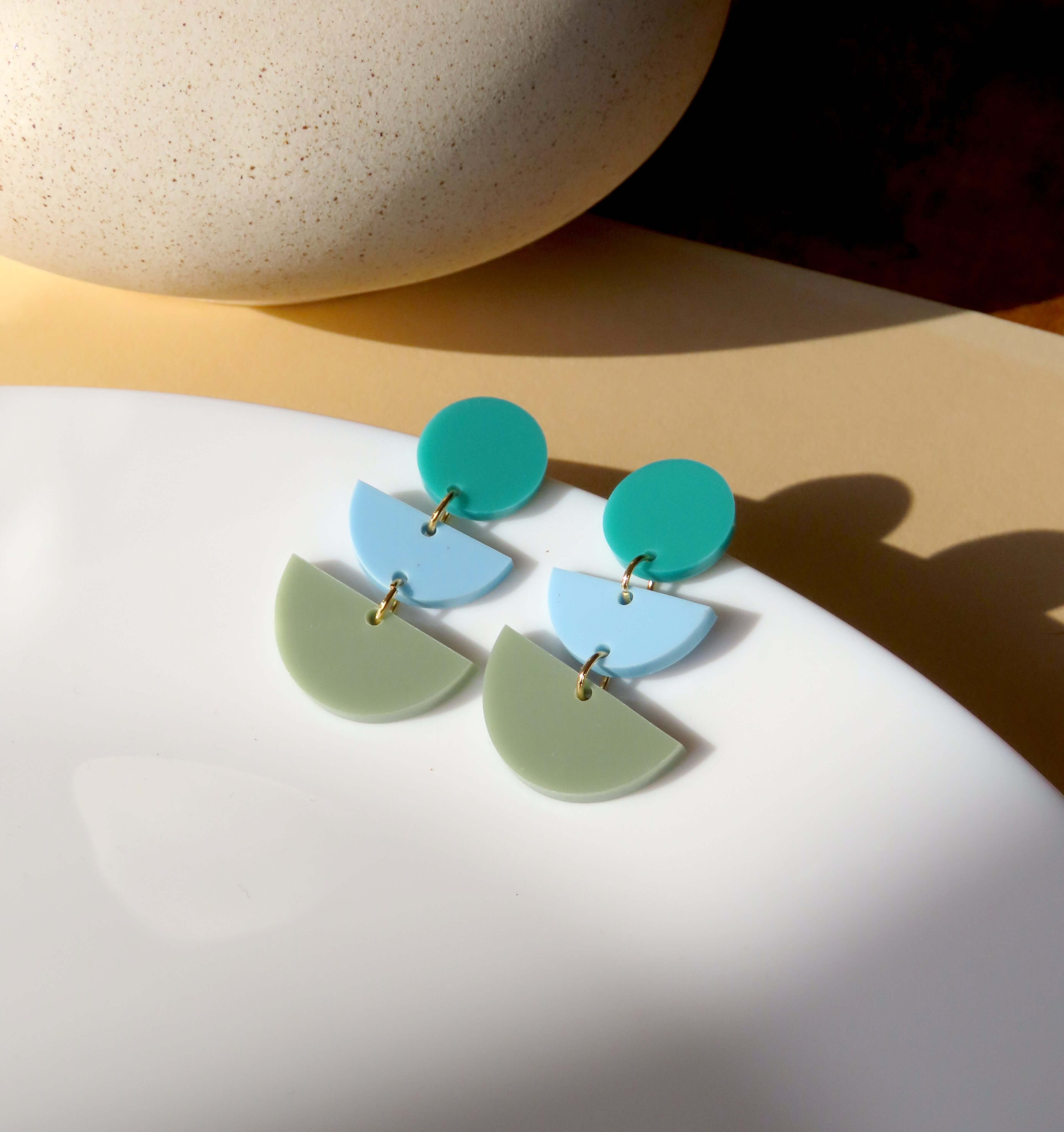 Geometrische Statement Ohrringe aus Acryl mit rundem Türkis-Stecker, hellblauem Halbkreis und großem moosgrünen Halbkreis
