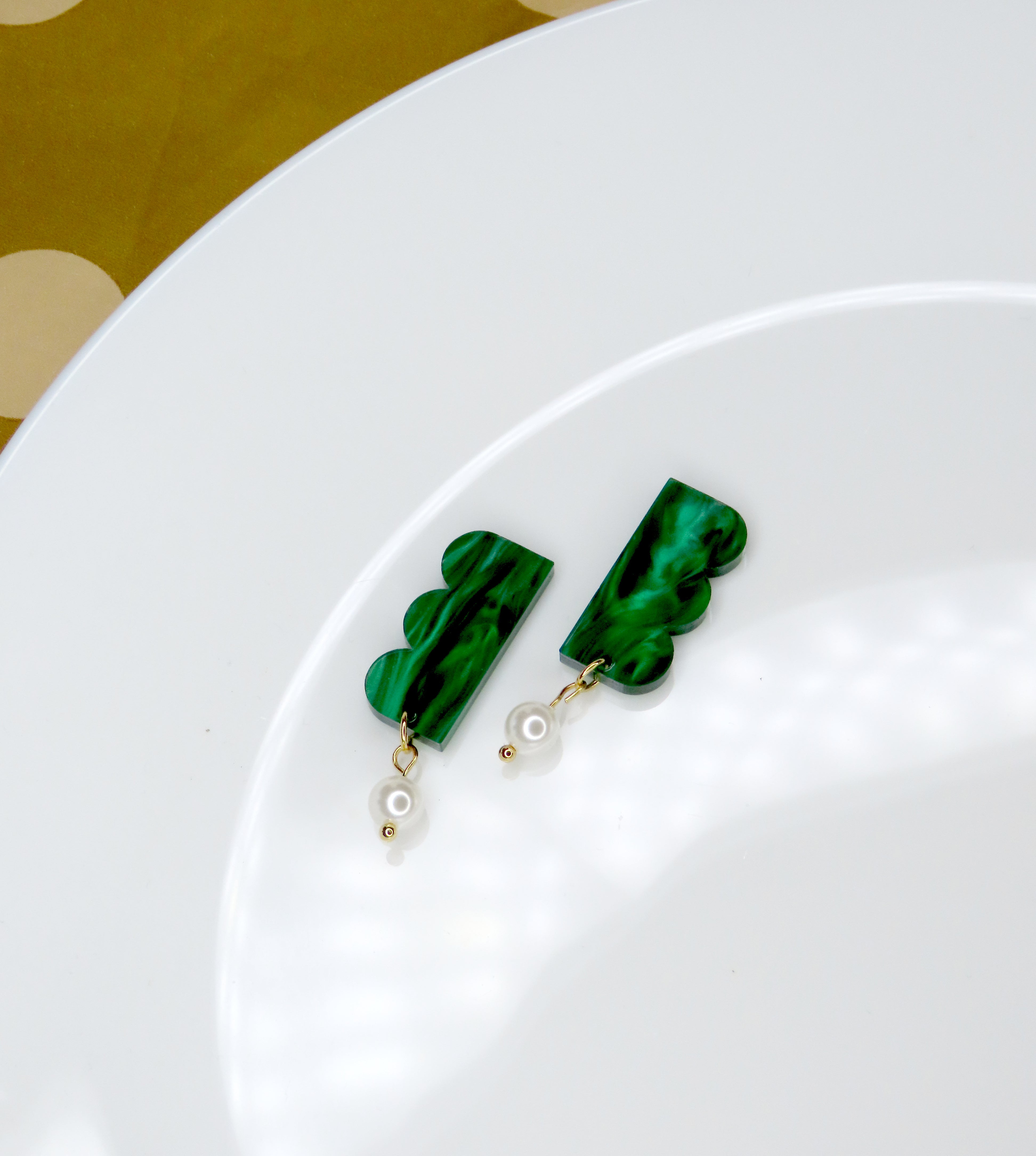 Grüne Acryl Ohrringe mit wellenartigen Rundungen und schimmernder Kunststoff-Perle