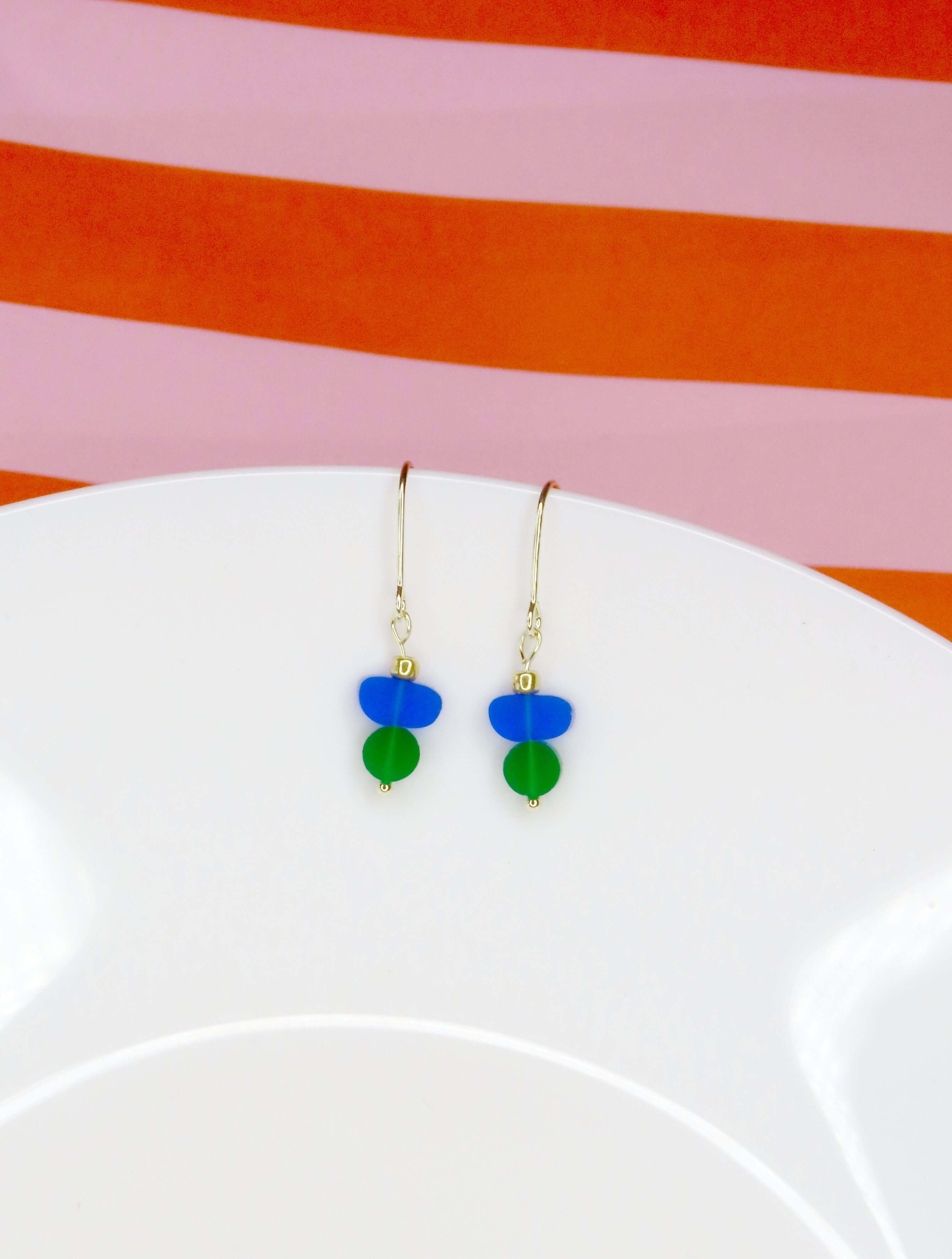 Leichte Statement-Ohrringe aus recyceltem Green Cast Acryl in Blau und Grün mit goldfarbenen Akzenten.