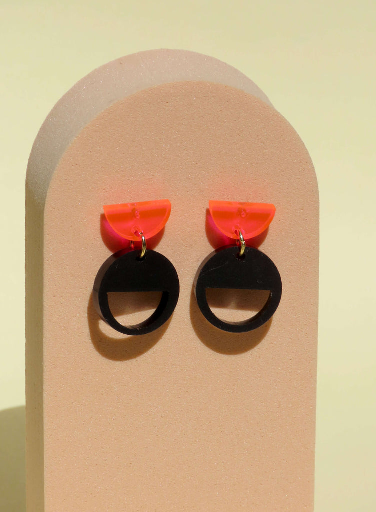 Leichte Acryl Ohrstecker mit kontraststarkem Design aus Neon-Pink und Schwarz