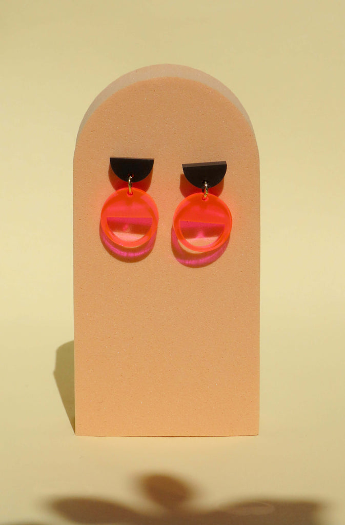 Handgemachte Ohrstecker in Schwarz und Neon-Orange Transparent, Halbkreis über rundem Acrylkreis, modernes Design