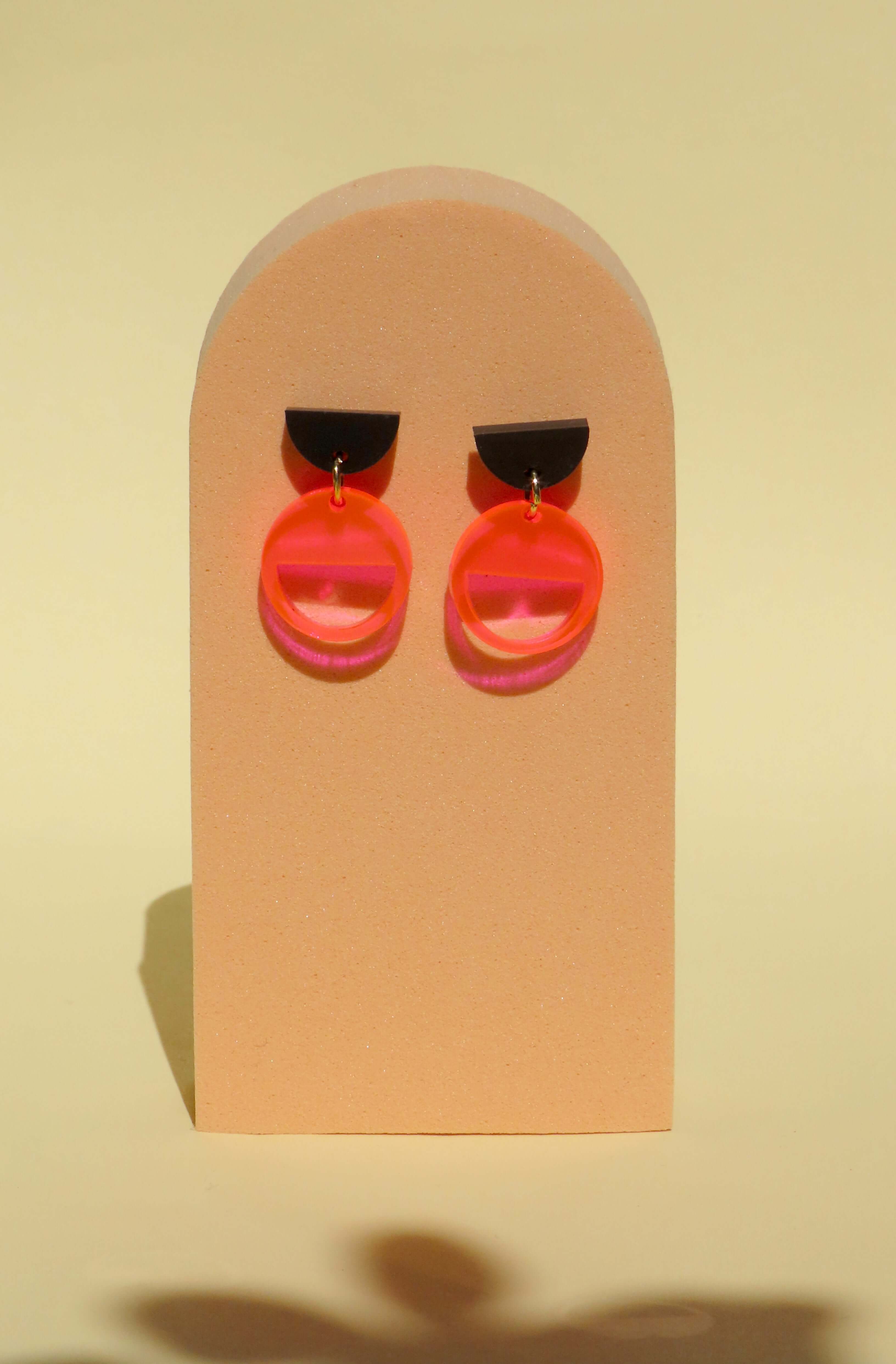 Handgemachte Ohrstecker in Schwarz und Neon-Pink Transparent, Halbkreis über rundem Acrylkreis, modernes Design