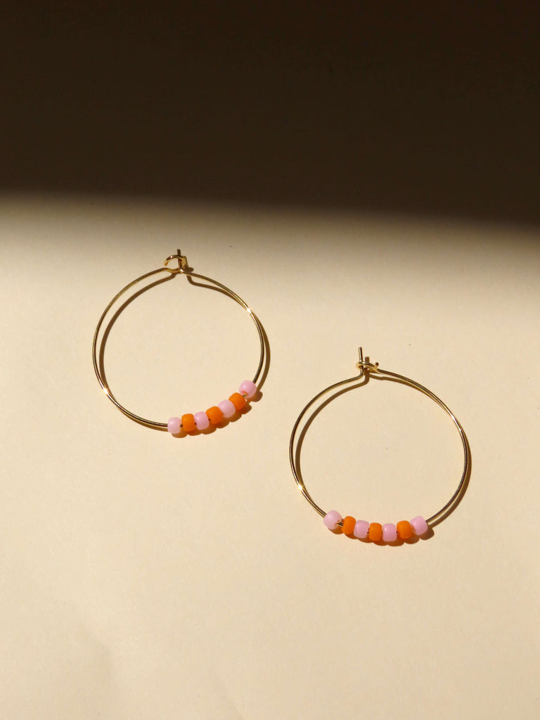 Filigrane Edelstahl-Creolen mit kleinen Glasperlen in Rosa und Orange, Durchmesser 3 cm