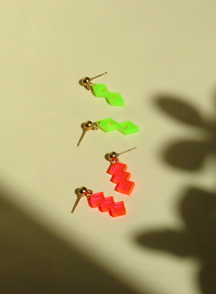 Auffällige Statement Ohrringe aus Neon-Acryl in kantiger Form mit goldfarbenem Stecker