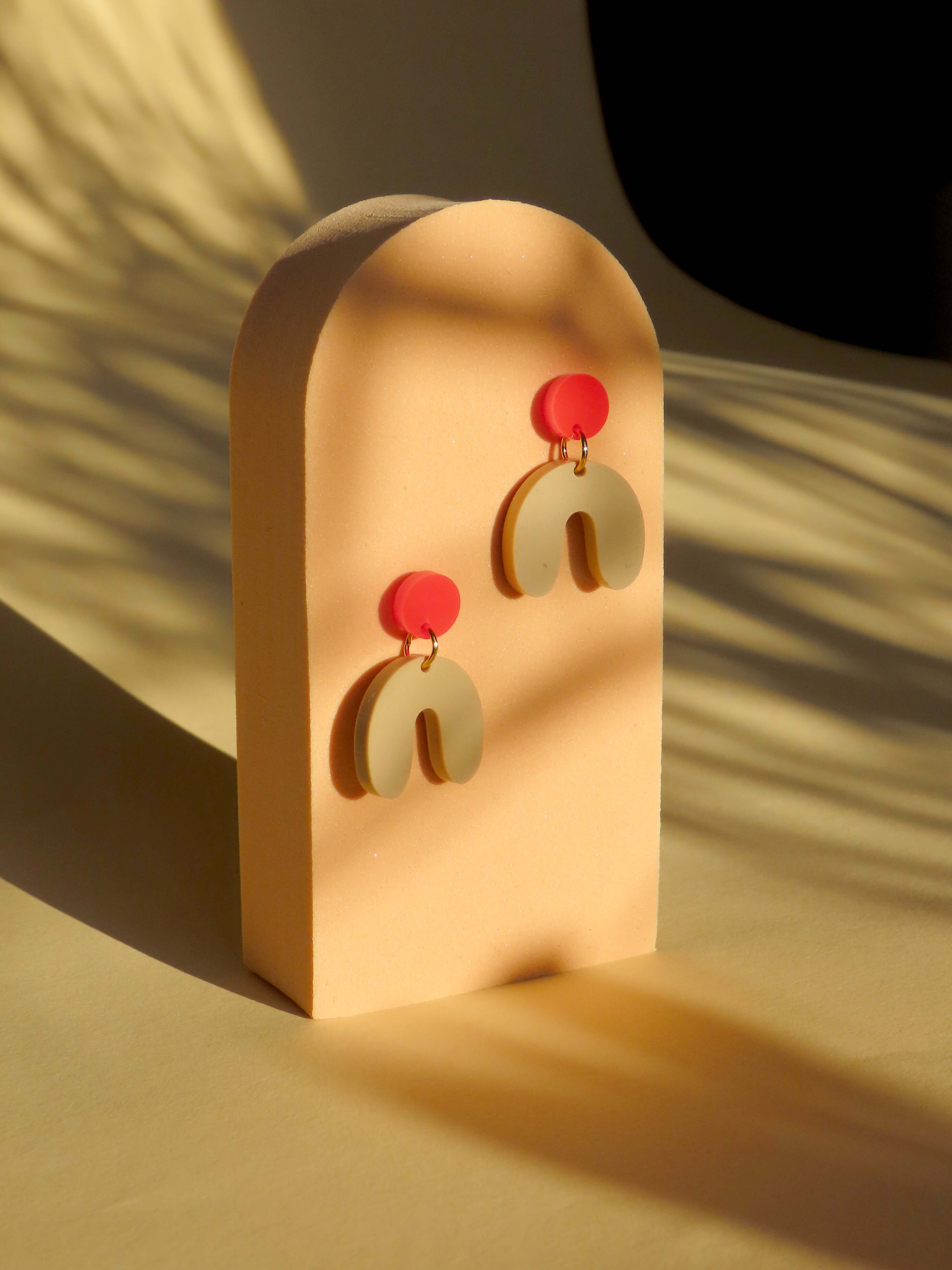 Moderne Arch Bogen Ohrringe aus Acryl in Beige mit auffälligem Stecker in intensivem Feuerrot und Edelstahlstecker