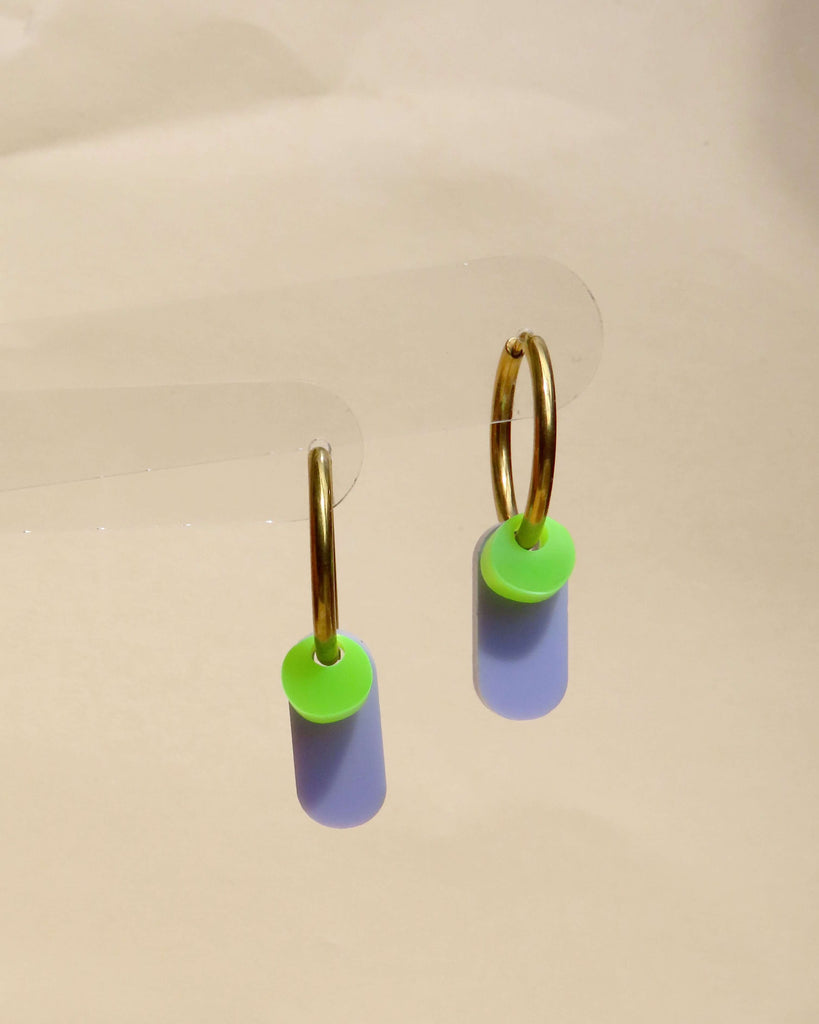 Statement-Creolen mit glänzendem Goldring und kontraststarken Acrylelementen in Lavendel und Neongrün