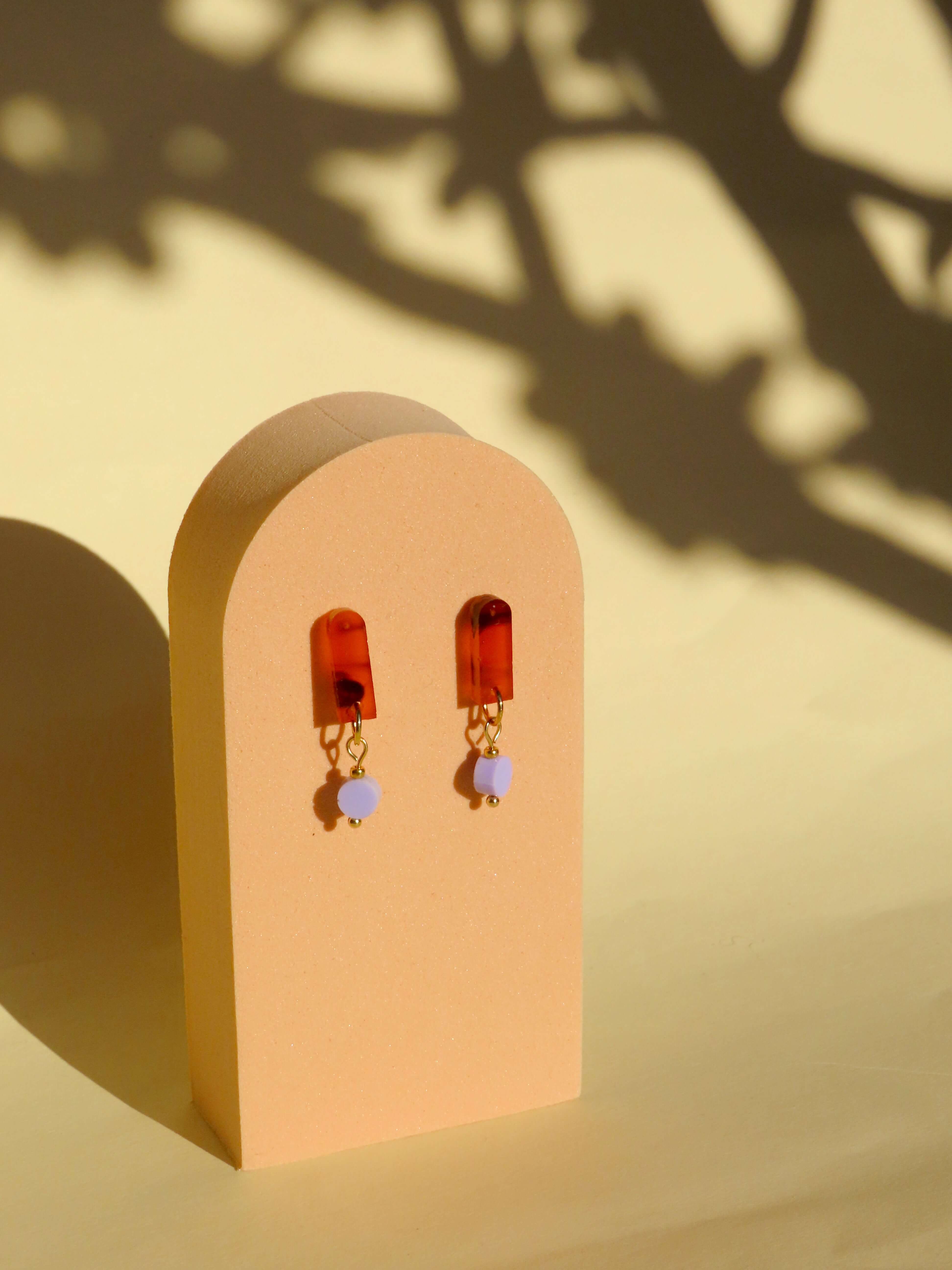 Leichte Ohrstecker aus Acryl, Edelstahl in den Farben Rauchrot und Flieder