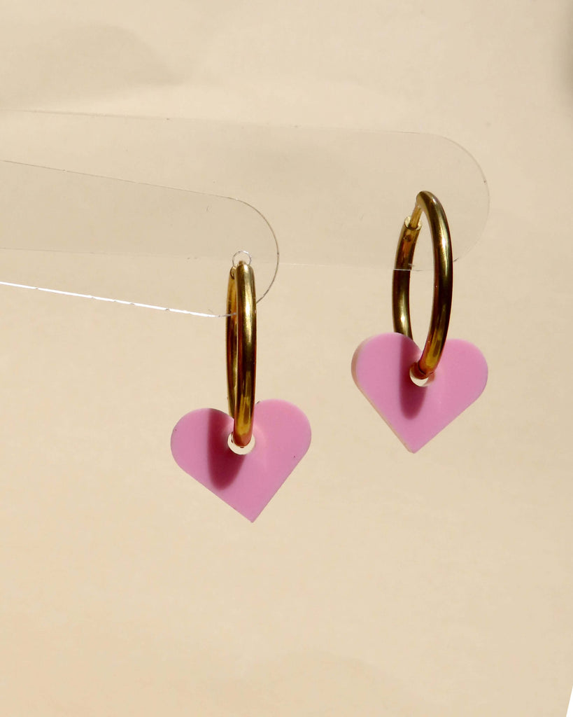 Goldene Ohrringe mit flachen rosa Herzen aus Acryl als Anhänger