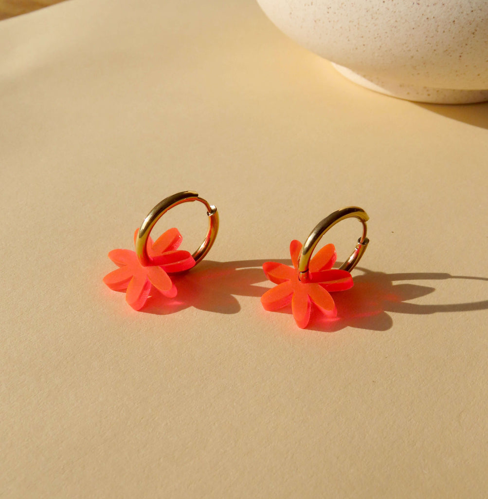 florale Creolen mit neonfarbenen Acrylanhängern und Edelstahlring