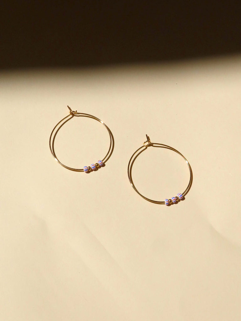 Edelstahl Hoops mit gestreiften Glasperlen in Blau, Rot und Gold