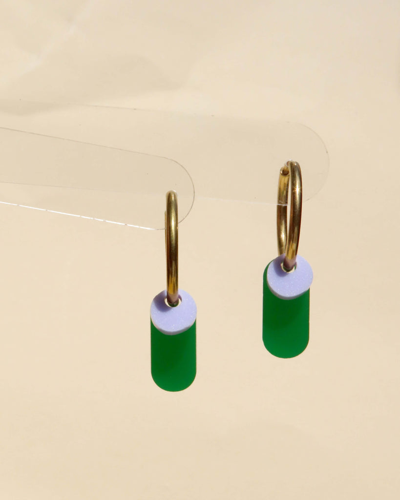 Goldfarbene Creolen mit lila Acrylplättchen und länglichem grünem Anhänger aus Acryl