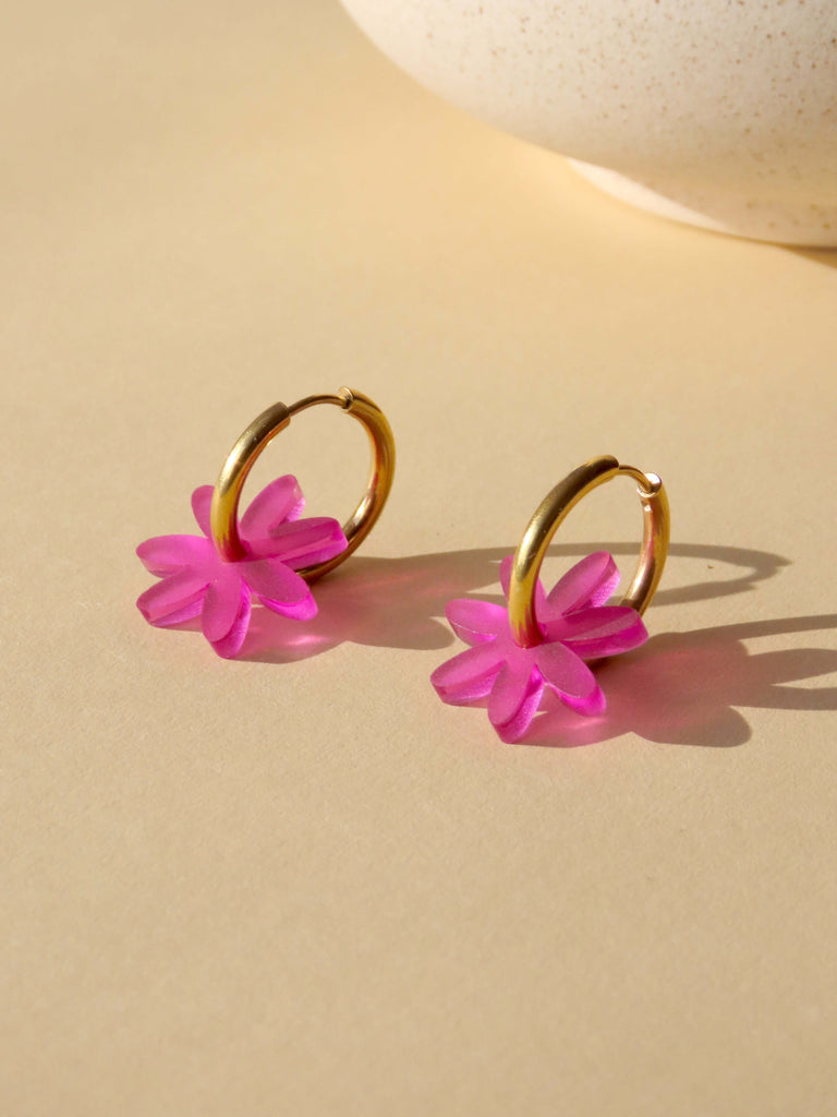 Runde Creolen mit transparent-lila Acrylblume in Margaritenform